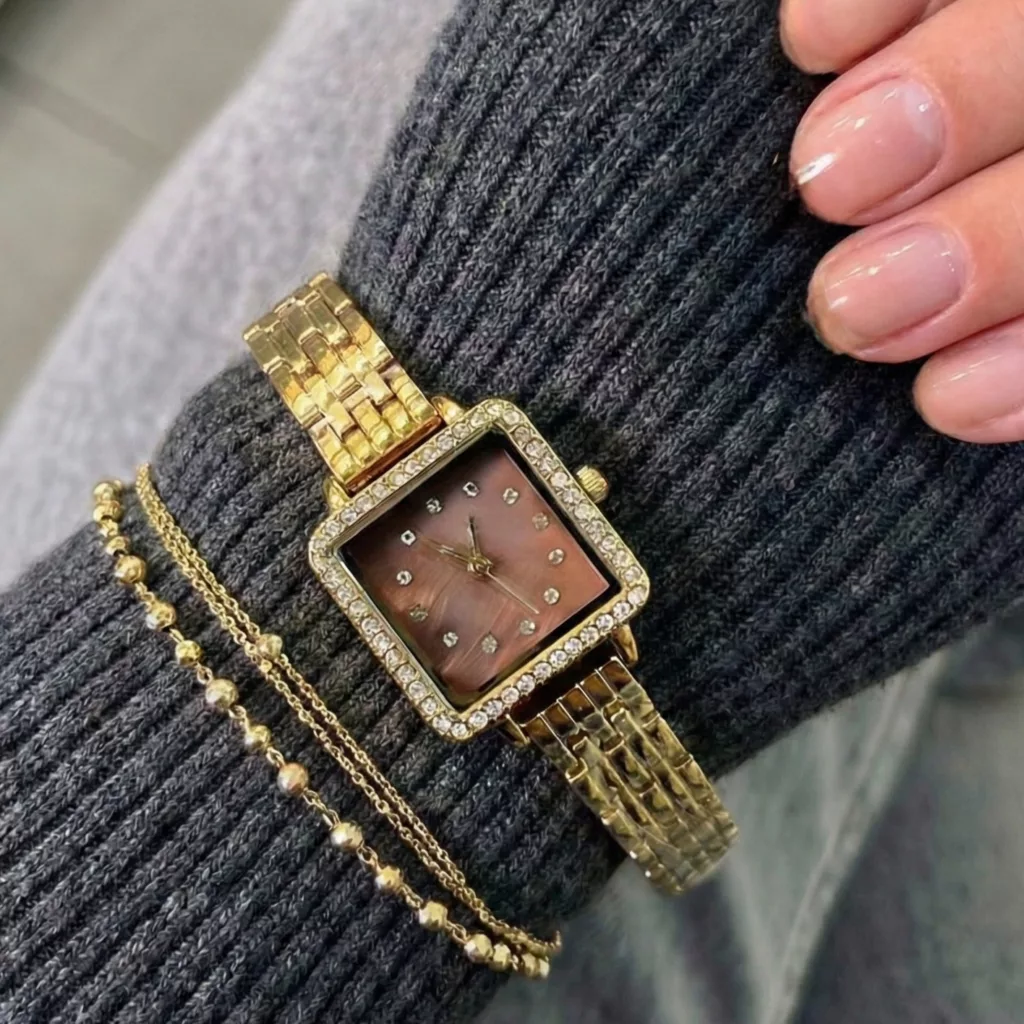 ساعت مچی عقربه‌ای کوارتز زنانه مدل لوکس بند استیل طرح بافت قاب دور نگین قفل مخفی کد E3