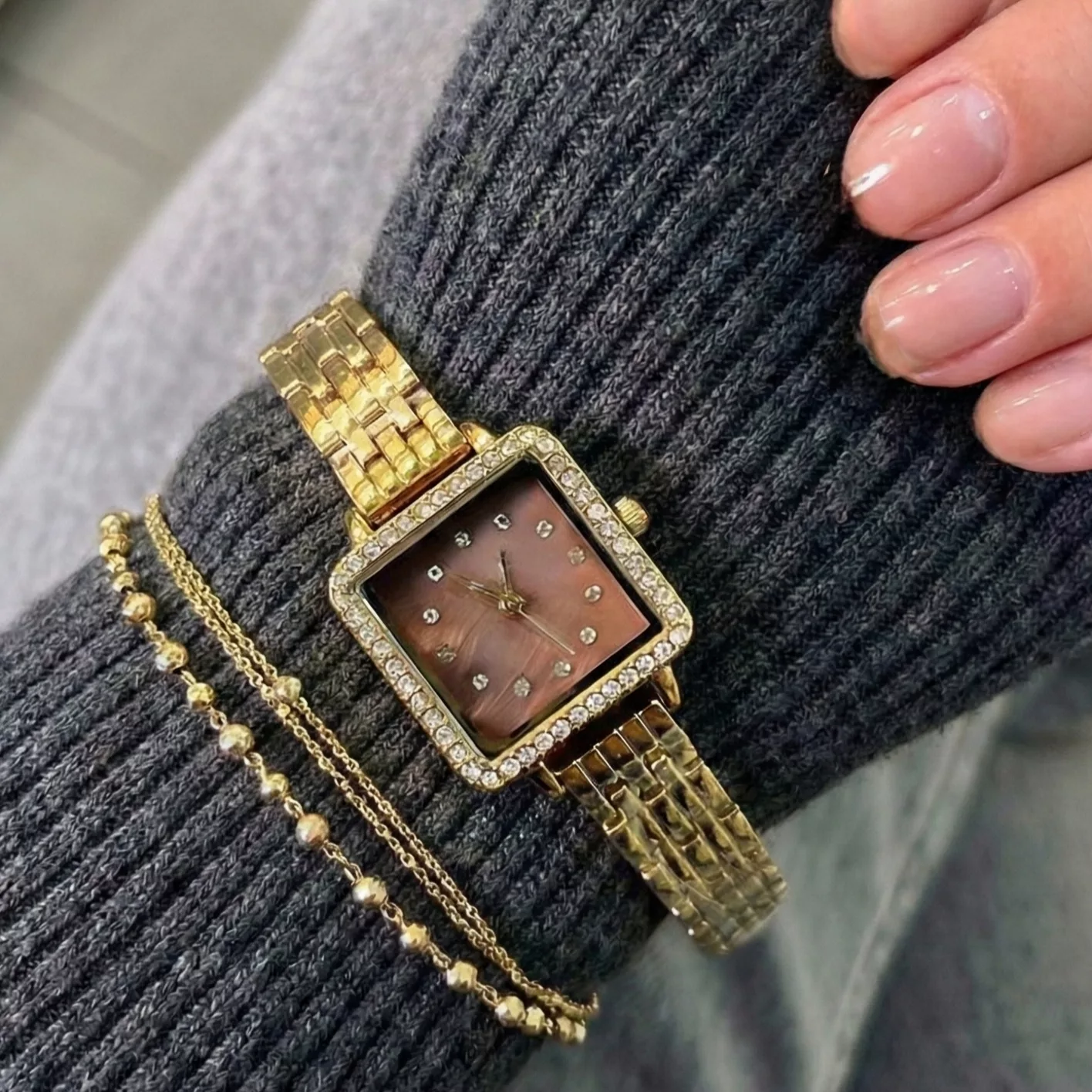 ساعت مچی عقربه‌ای کوارتز زنانه مدل لوکس بند استیل طرح بافت قاب دور نگین قفل مخفی کد E3