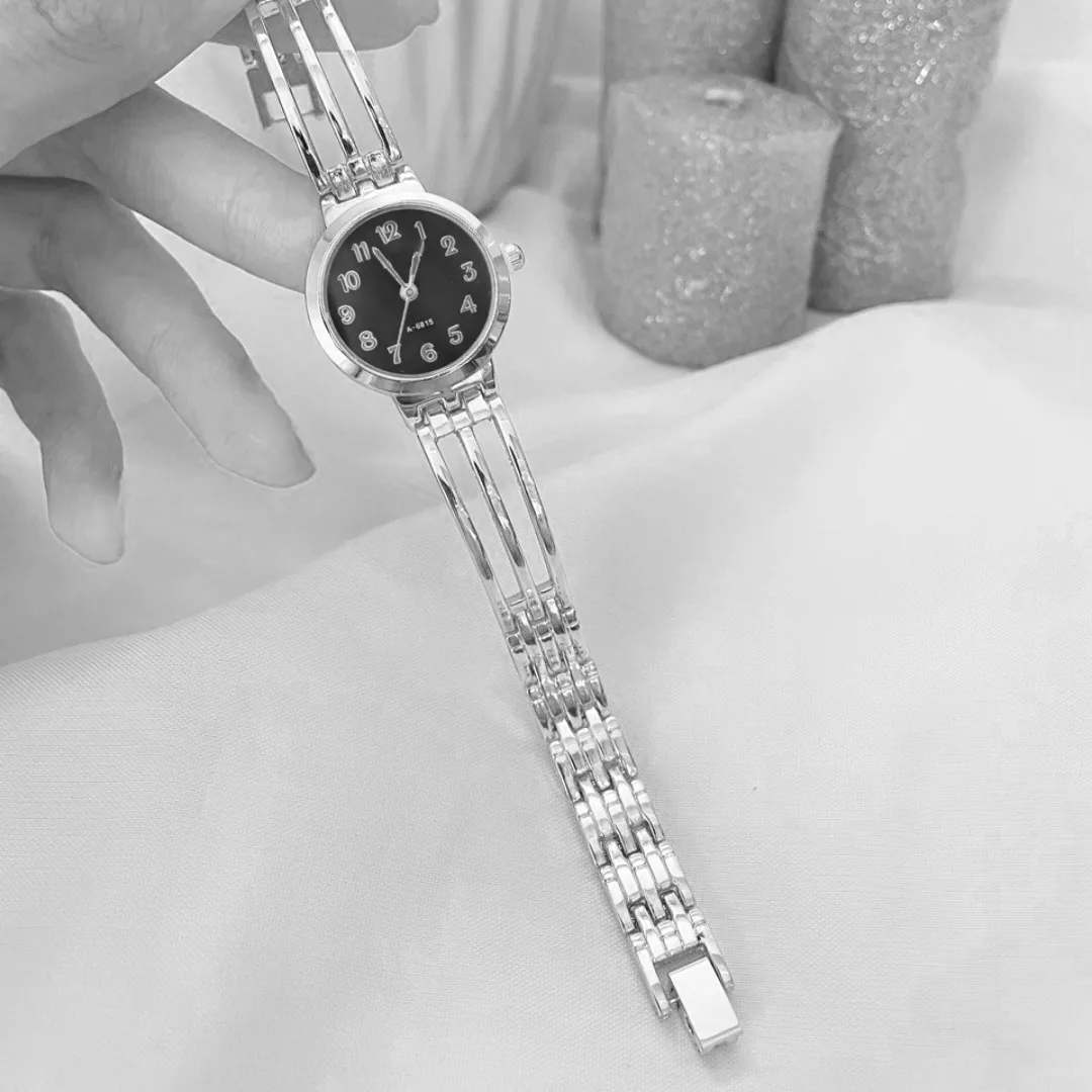 ساعت مچی عقربه‌ای کوارتز زنانه مدل ظریف بند دستبندی سه شاخه کد ۴