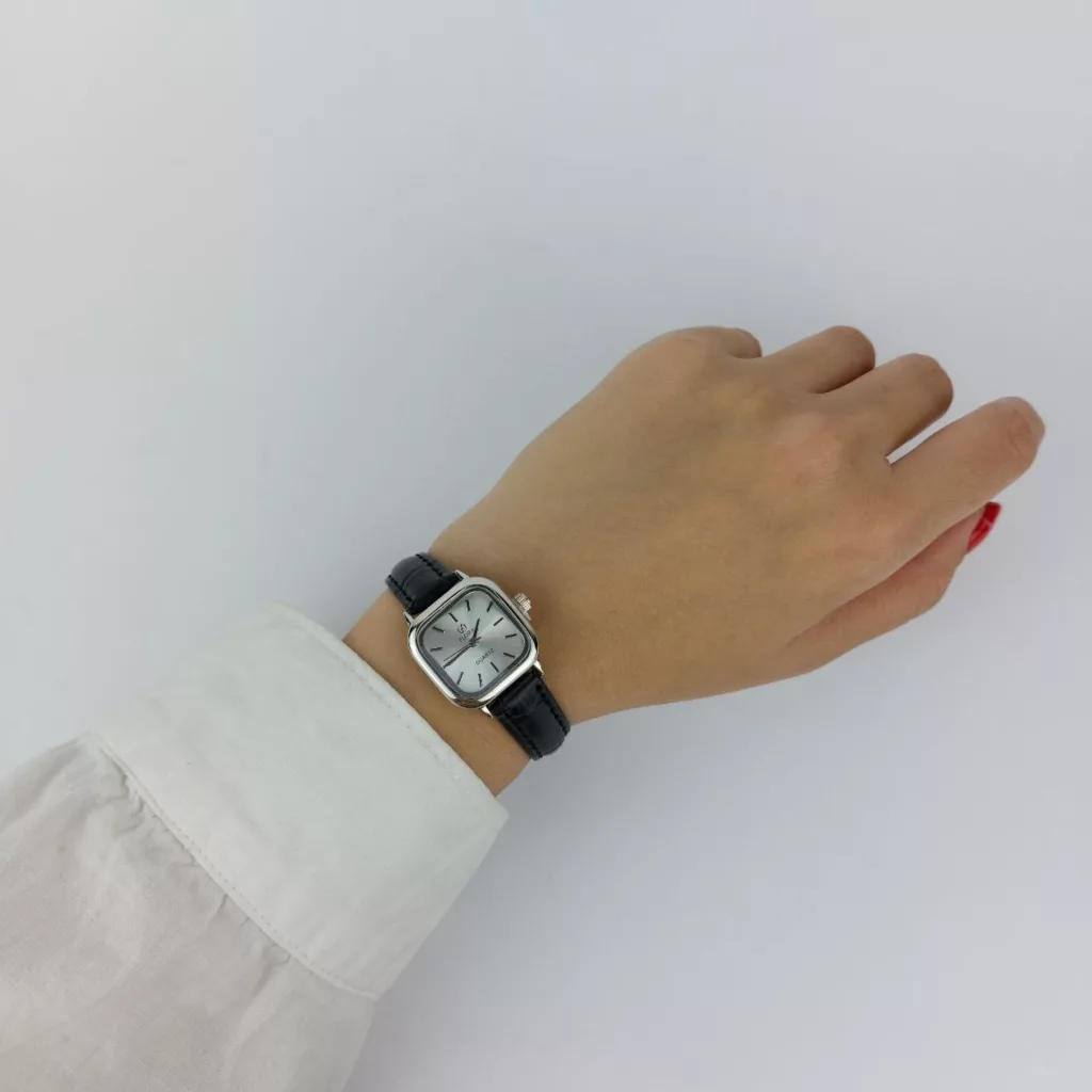 ساعت مچی عقربه‌ای کوارتز زنانه فلورا مدل صفحه چهارگوش کلاسیک کد FL-102