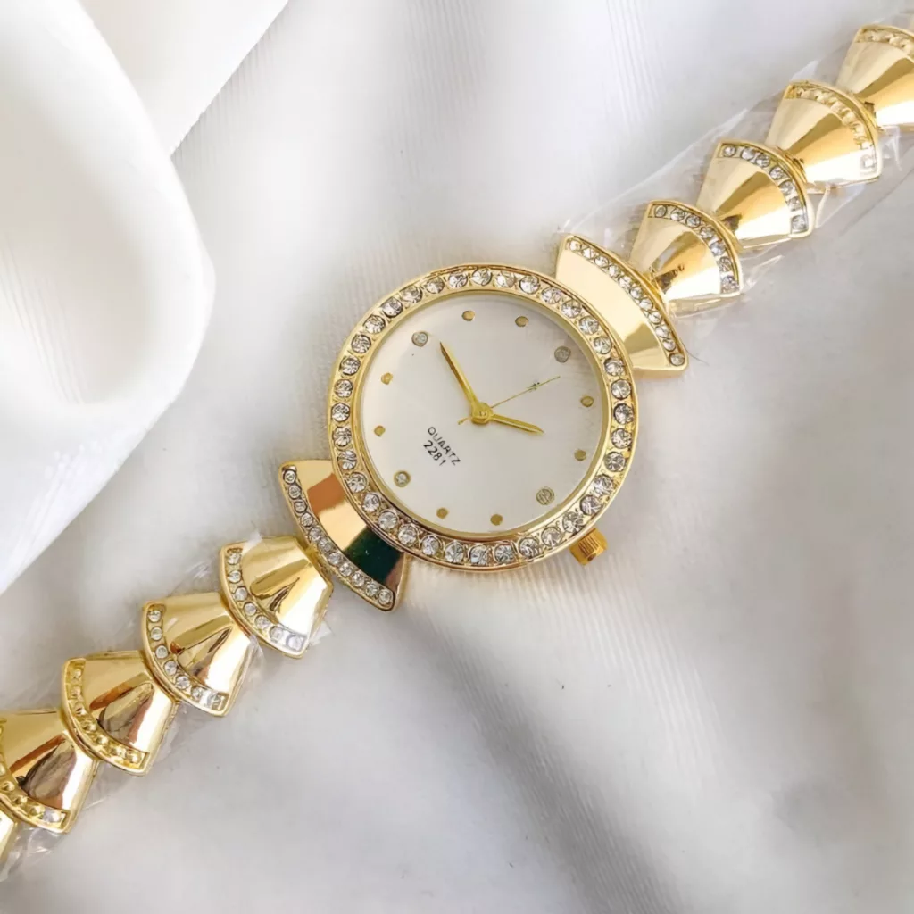 ساعت مچی عقربه‌ای زنانه مدل کوارتز بند دستبندی طرح پاپیون کد ۱