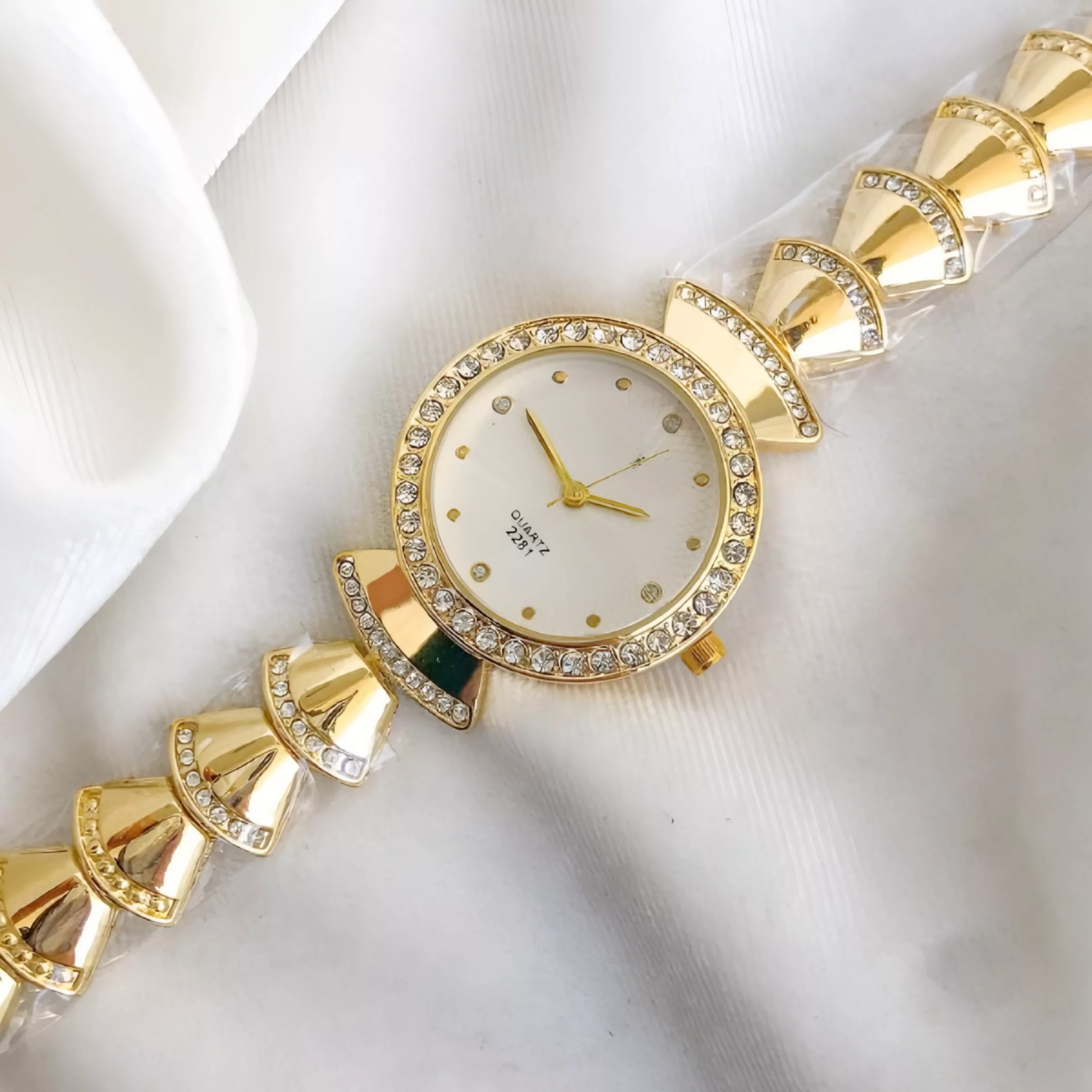 ساعت مچی عقربه‌ای زنانه مدل کوارتز بند دستبندی طرح پاپیون کد ۱