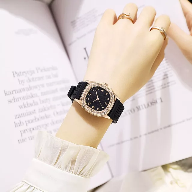 ساعت مچی عقربه ای مدل کلاسیک دور نگین بند پیو ضد آلرژی کد 1