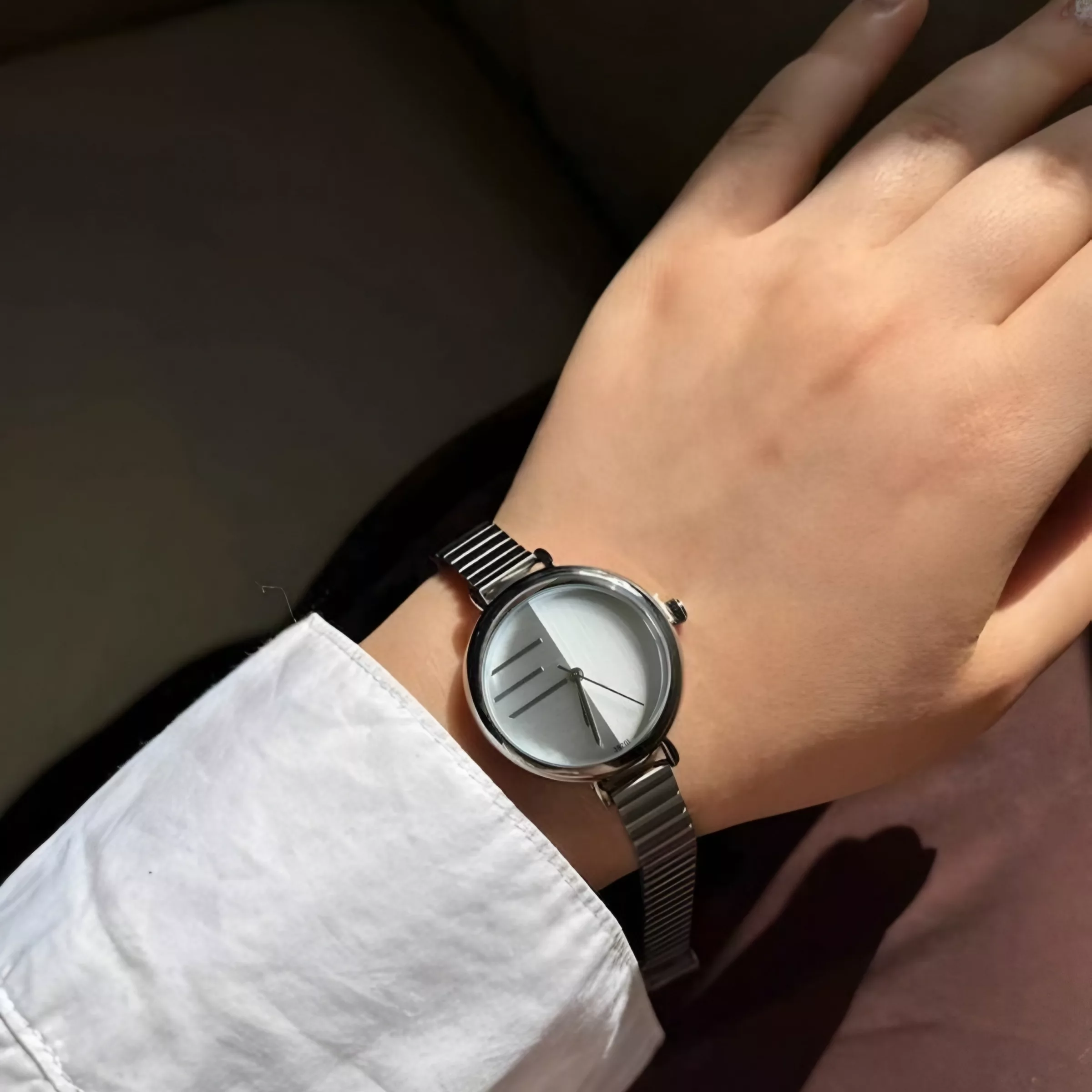 ساعت مچی عقربه‌ای کوارتز زنانه مدل مینیمال کلاسیک بند آجری کد ۳