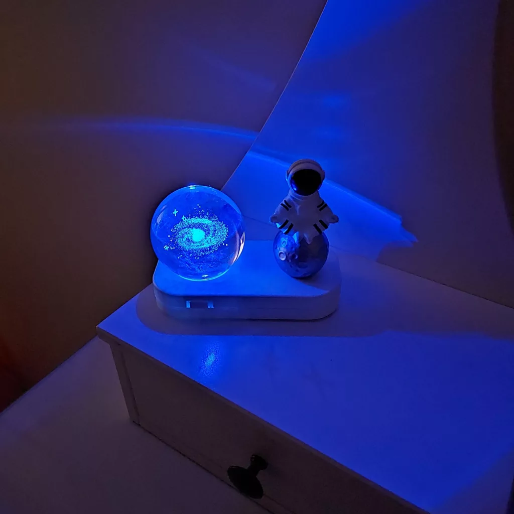 چراغ خواب شارژی مدل فضانوردطرح گوی کهکشان