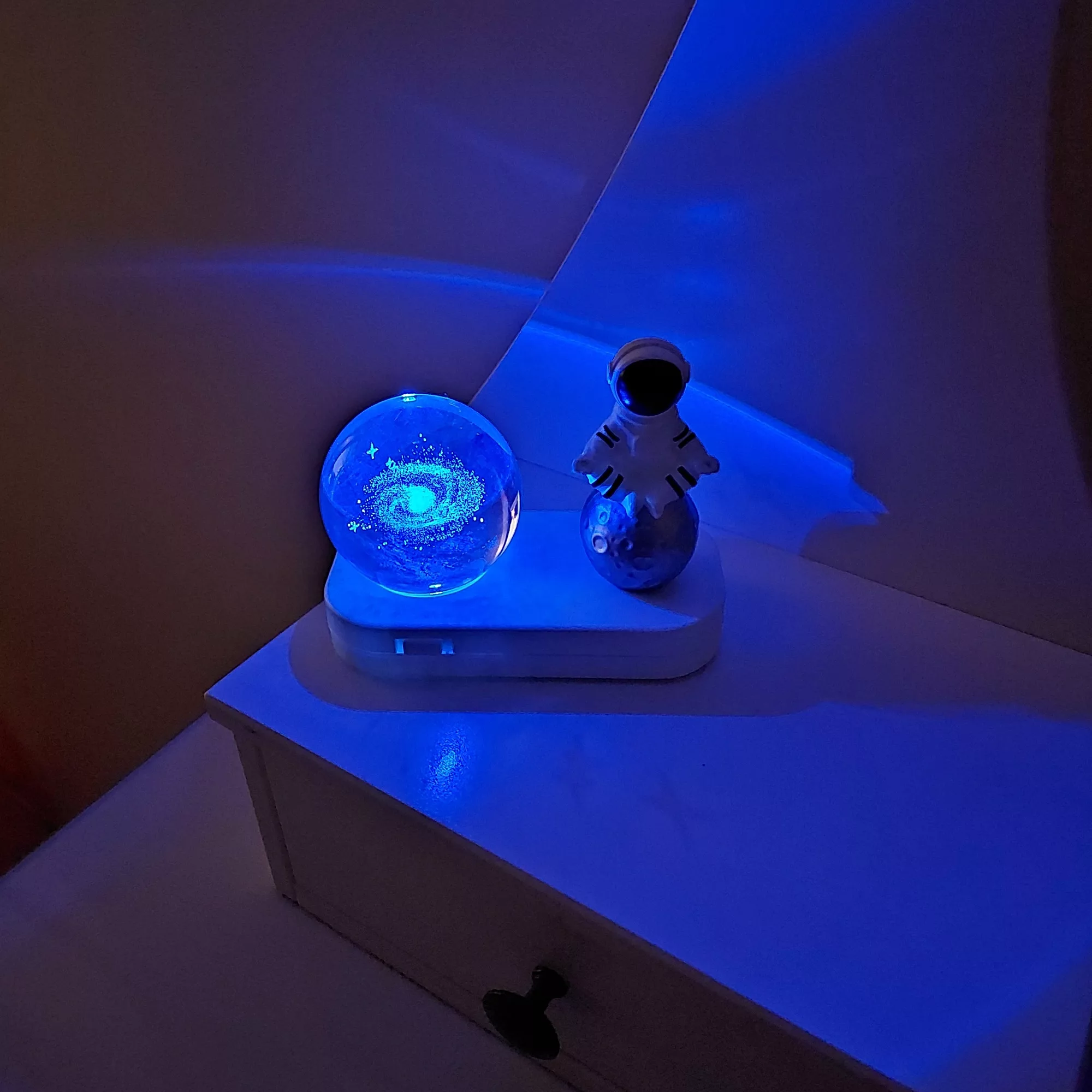 چراغ خواب شارژی مدل فضانوردطرح گوی کهکشان