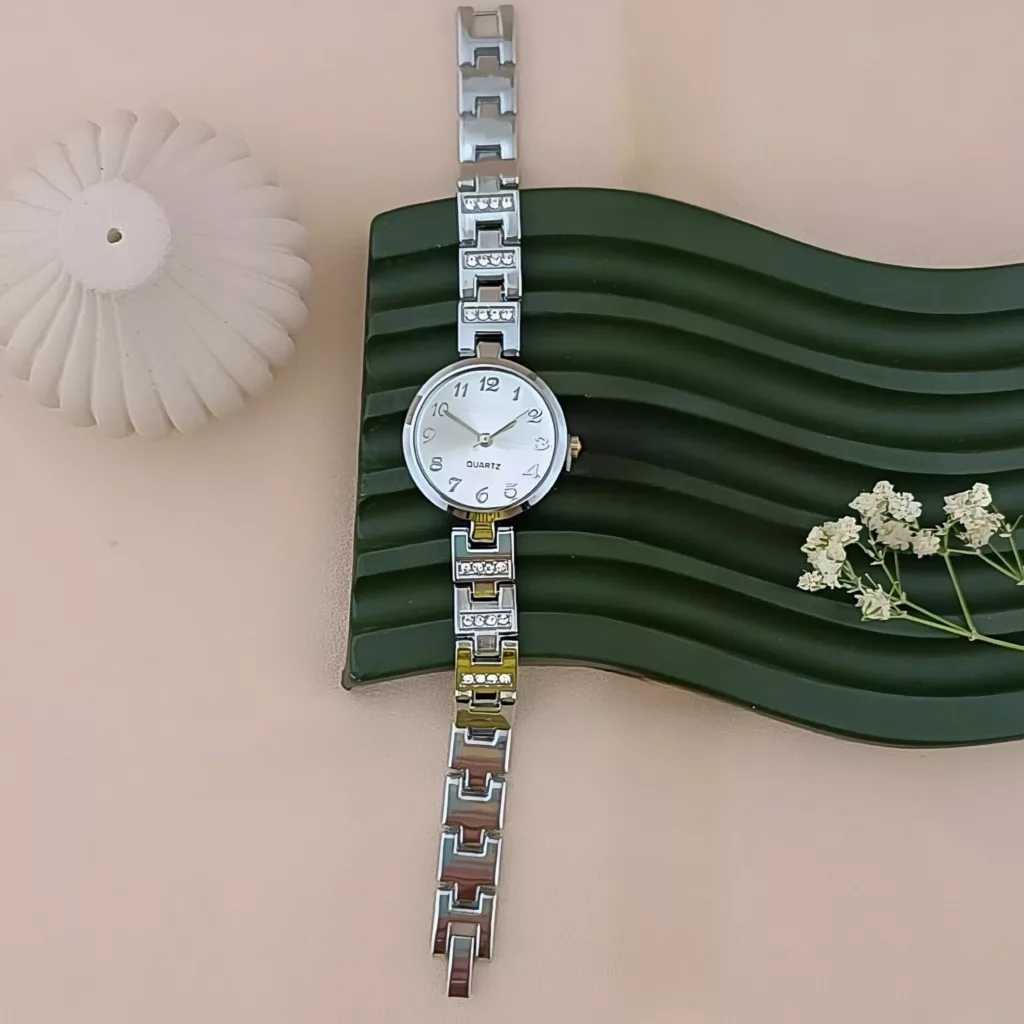 ساعت مچی عقربه‌ای کوارتز زنانه مدل کلاسیک بند نگین دار دستبندی کد ۱.۴