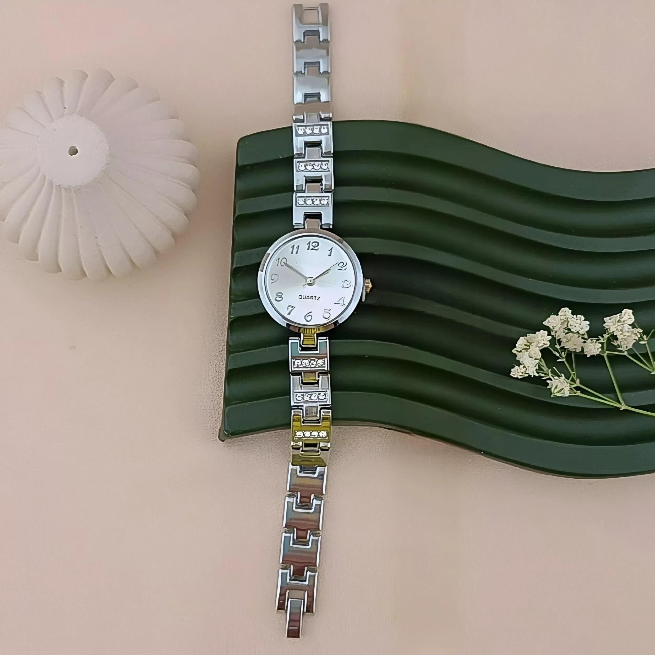 ساعت مچی عقربه‌ای کوارتز زنانه مدل کلاسیک بند نگین دار دستبندی کد ۱.۴