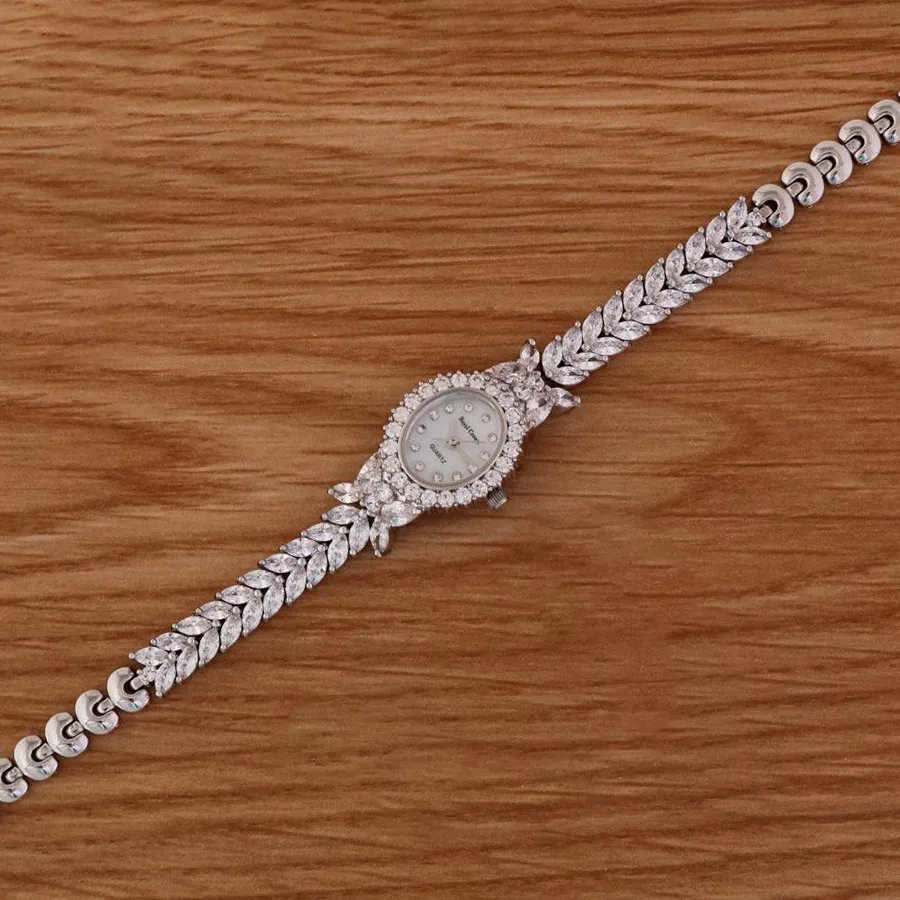 ساعت مچی عقربه ای زنانه رویال کرون مدل سیلور نگین کاری