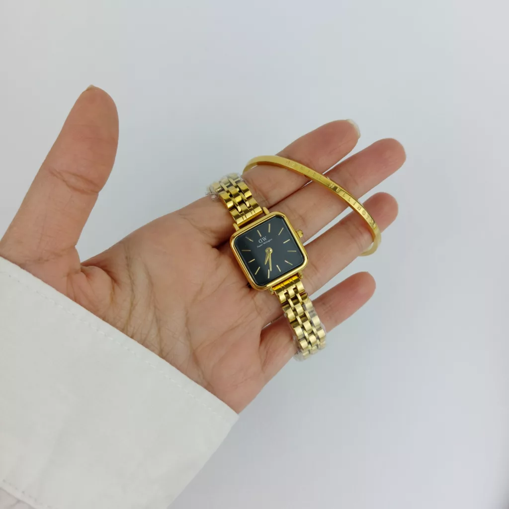 ست ساعت مچی عقربه‌ای کوارتز و دستبند زنانه دنیل ولینگتون مدل صفحه مربعی گلد کد DW-Q-4815