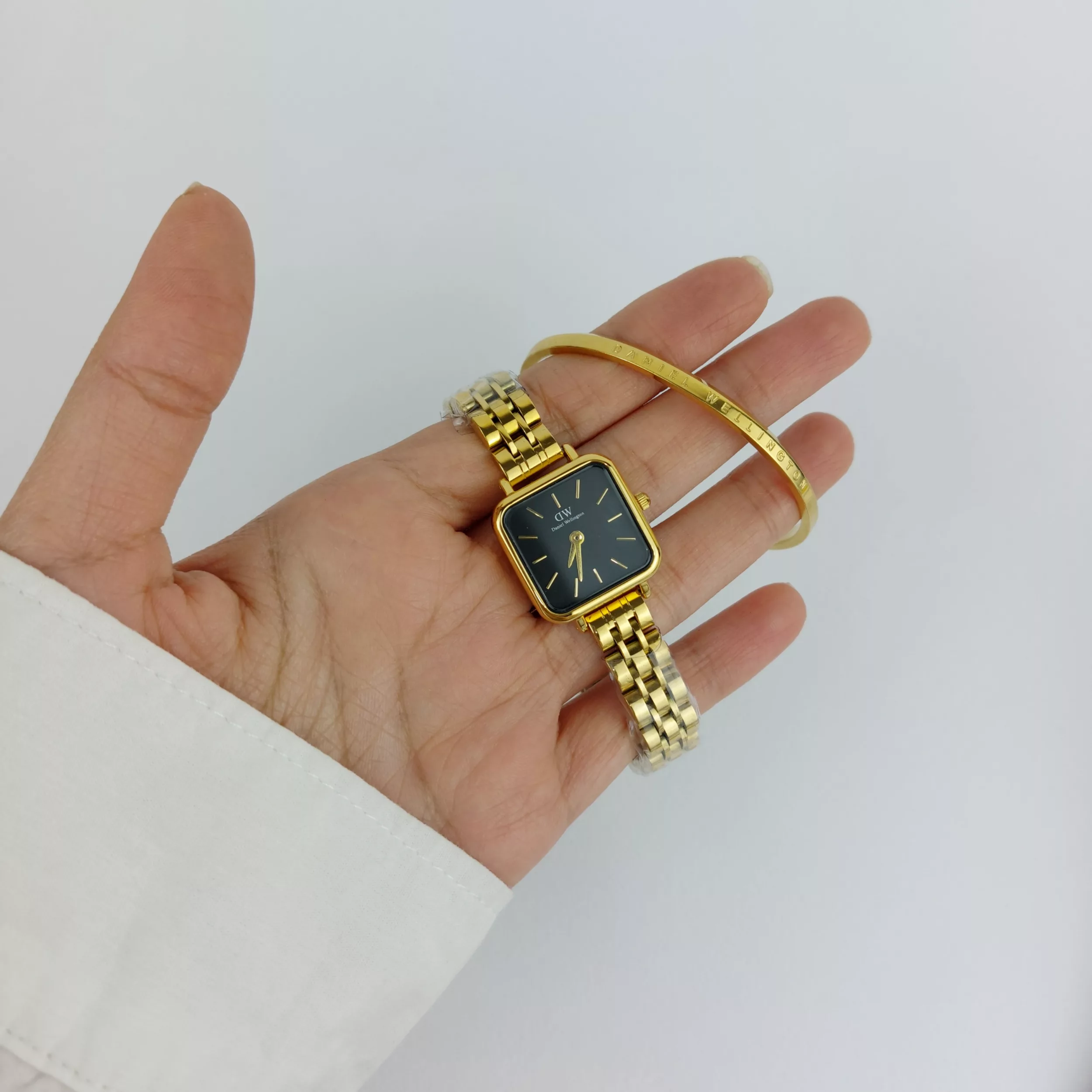 ست ساعت مچی عقربه‌ای کوارتز و دستبند زنانه دنیل ولینگتون مدل صفحه مربعی گلد کد DW-Q-4815