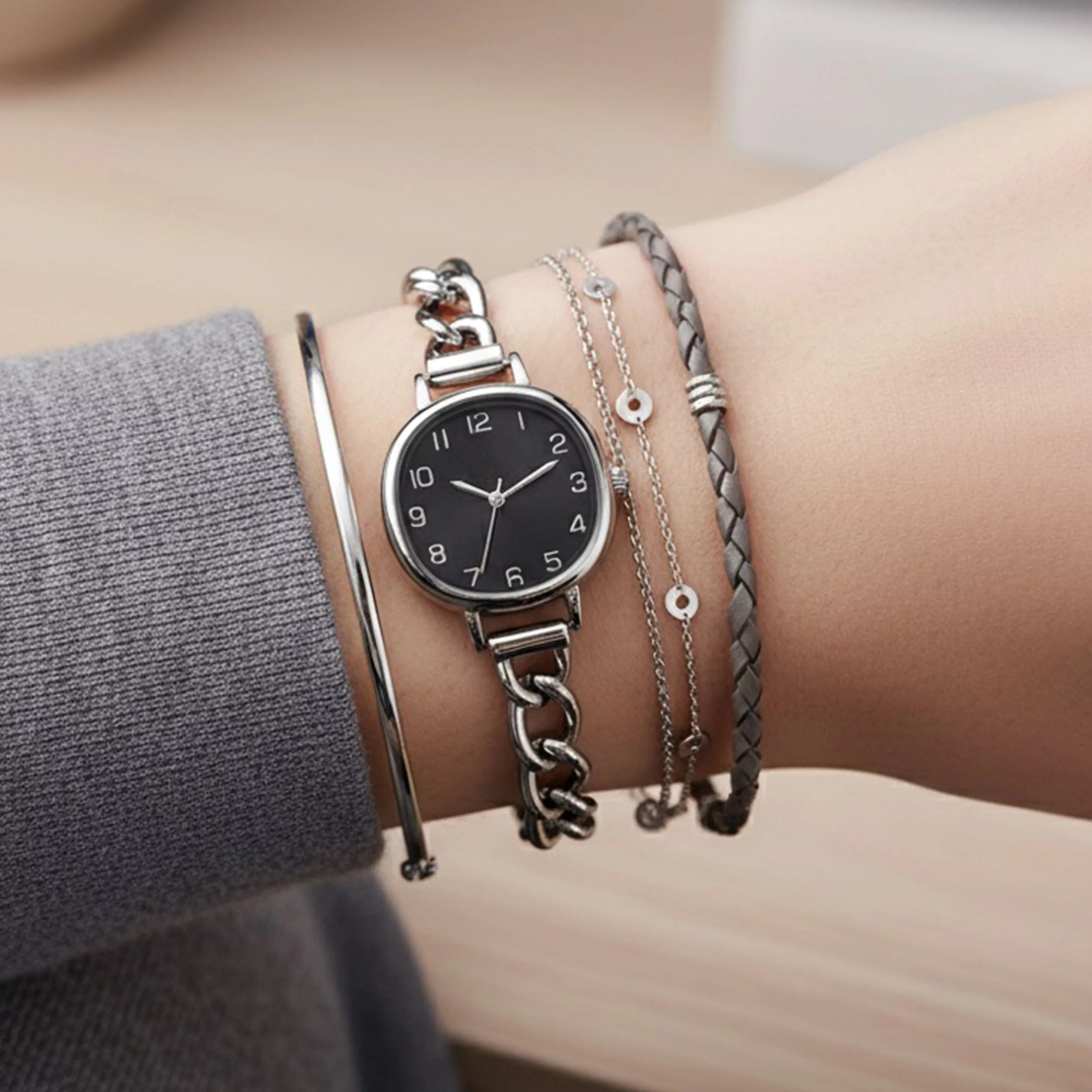 ساعت مچی عقربه‌ای کوارتز زنانه مدل بند زنجیری مینیمال 114C