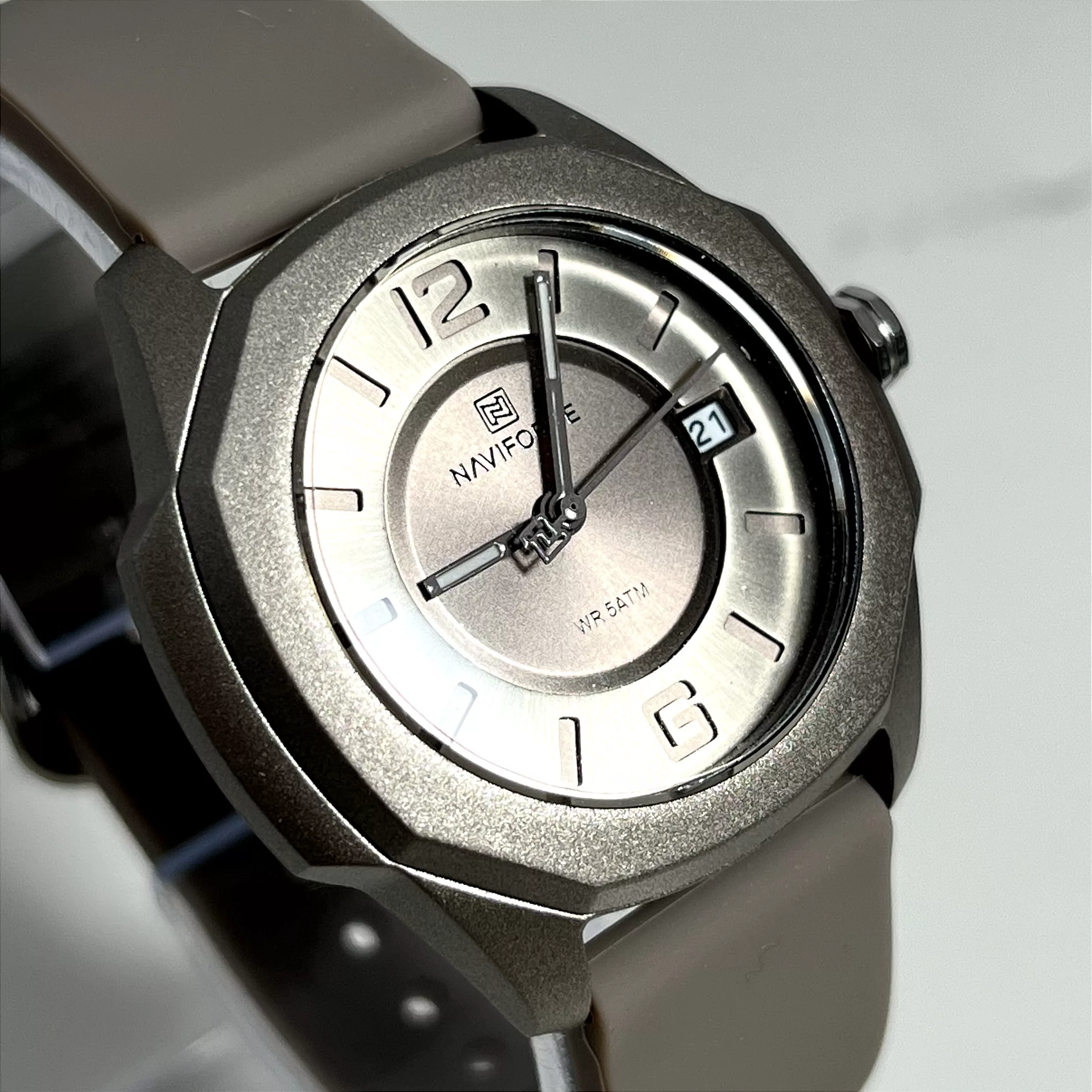 ساعت مچی عقربه ای زنانه نیوی فورس مدل Nf7107