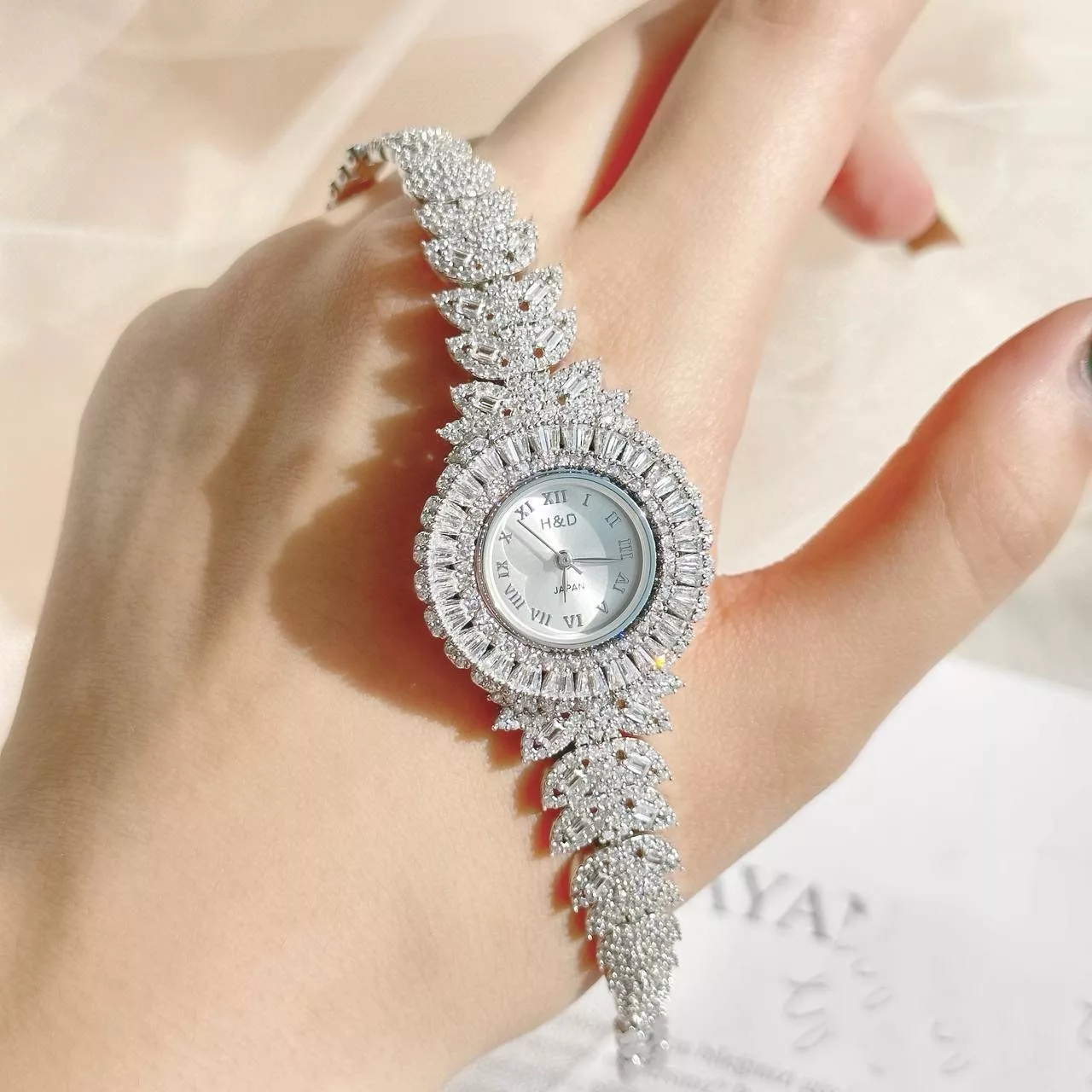 ساعت مچی عقربه ای نقره  زنانه مدل ابریشم کد BARF1