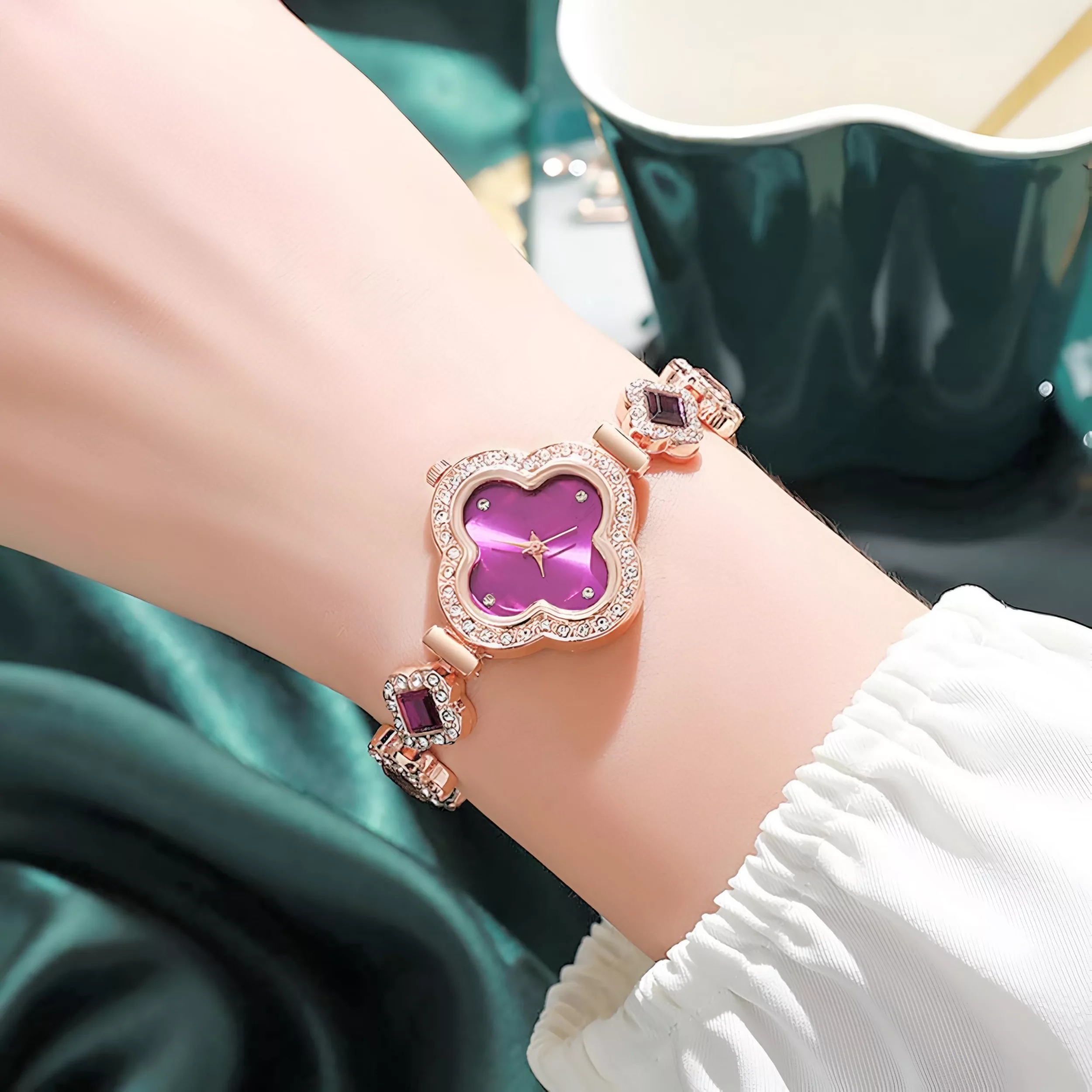 ساعت مچی عقربه ای زنانه مدل دستبندی نگین دار