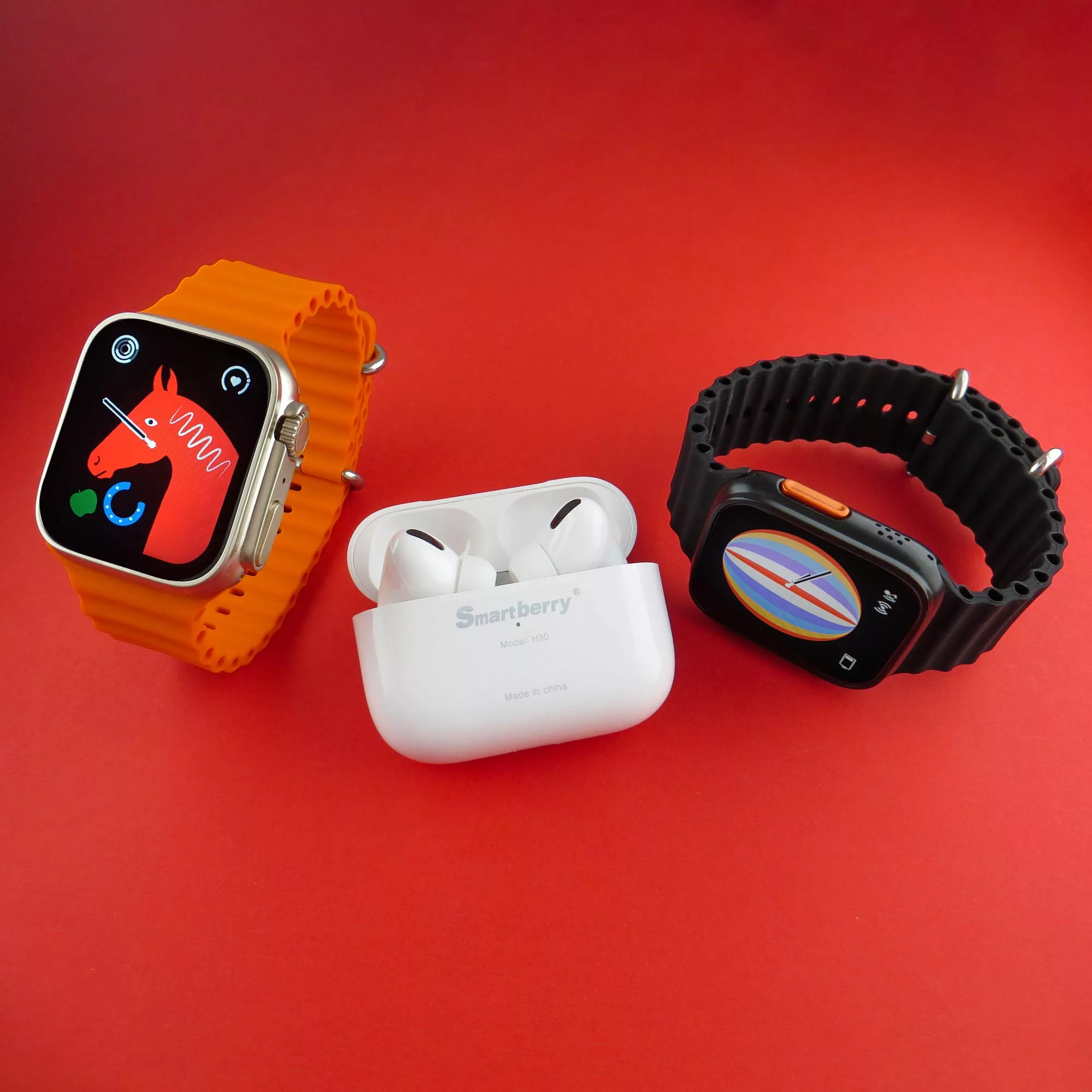 ساعت هوشمند ورنا مدل Ultra pack 01 به همراه هندزفری بیسیم دارای قابلیت های قابلیت مکالمه از طریق بلوتوث، کنترل موسیقی (Music Player)، پشتیبانی از زبان فارسی در منو و سیستم‌عامل بند سیلیکون