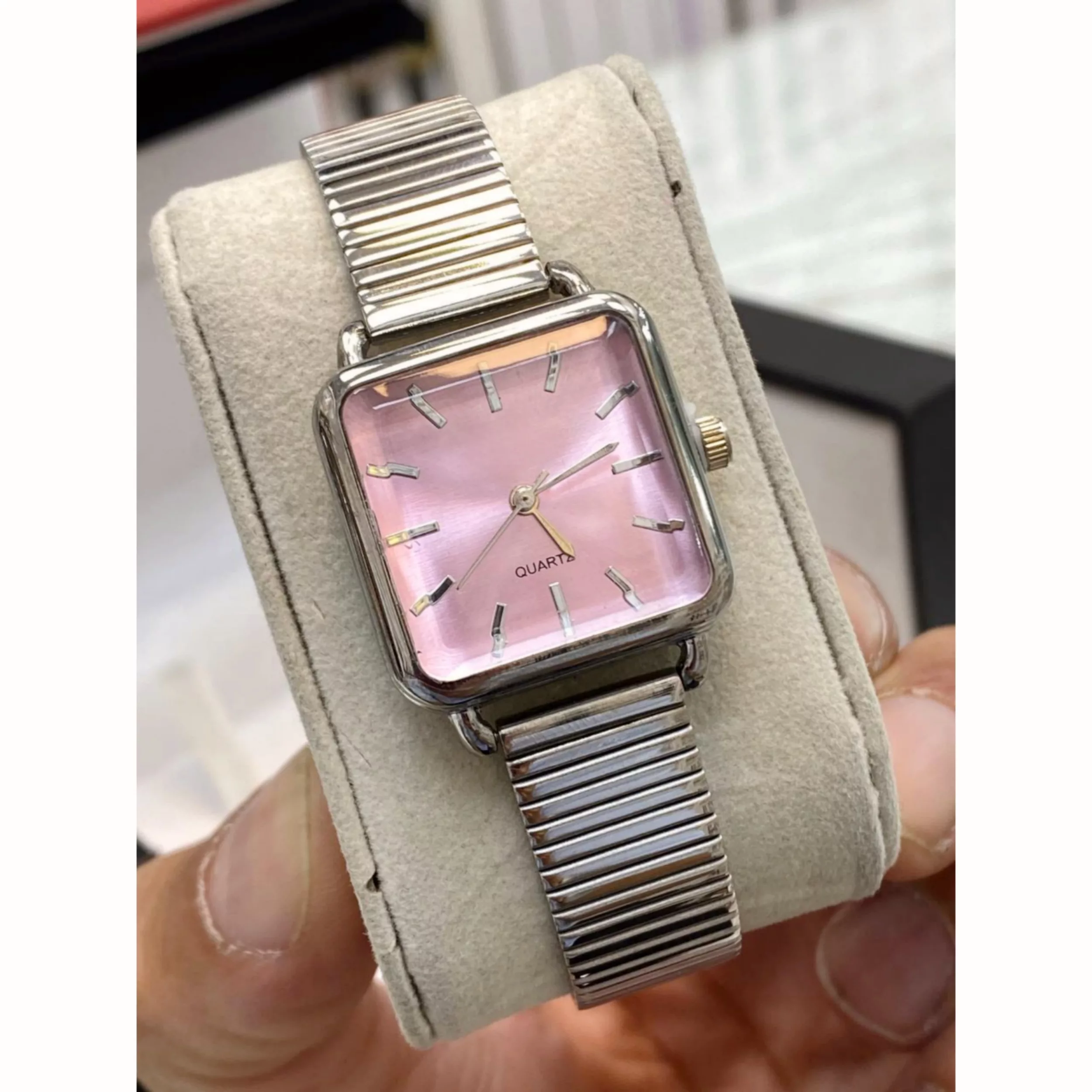 ساعت مچی عقربه‌ای کوارتز زنانه مدل مینیمال بندنرم طرح کرکره ای کد Ro1