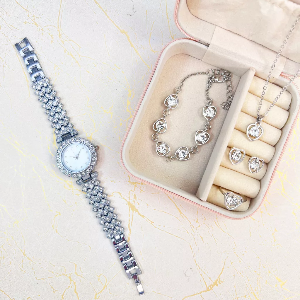 ست ساعت مچی عقربه‌ای کوارتز و ست زیورآلات زنانه مدل 438-7 SI
