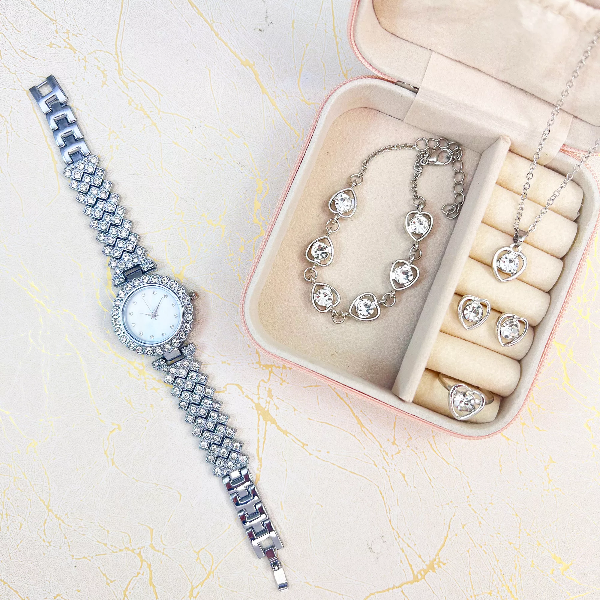 ست ساعت مچی عقربه‌ای کوارتز و ست زیورآلات زنانه مدل 438-7 SI