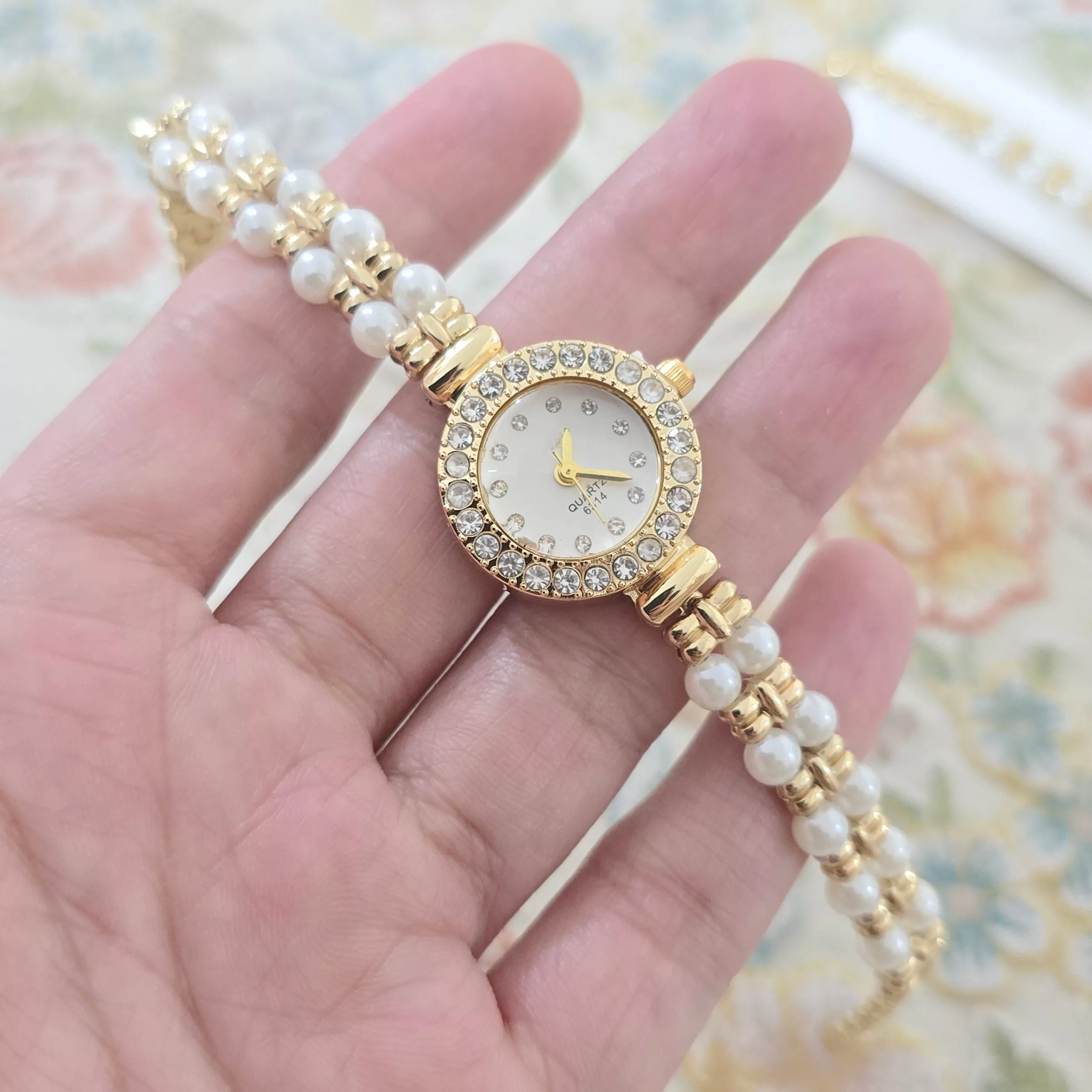 ساعت مچی عقربه‌ای کوارتز زنانه مدل لوکس بند دستبندی مرواریدی قاب دور نگین کد ۱.۵