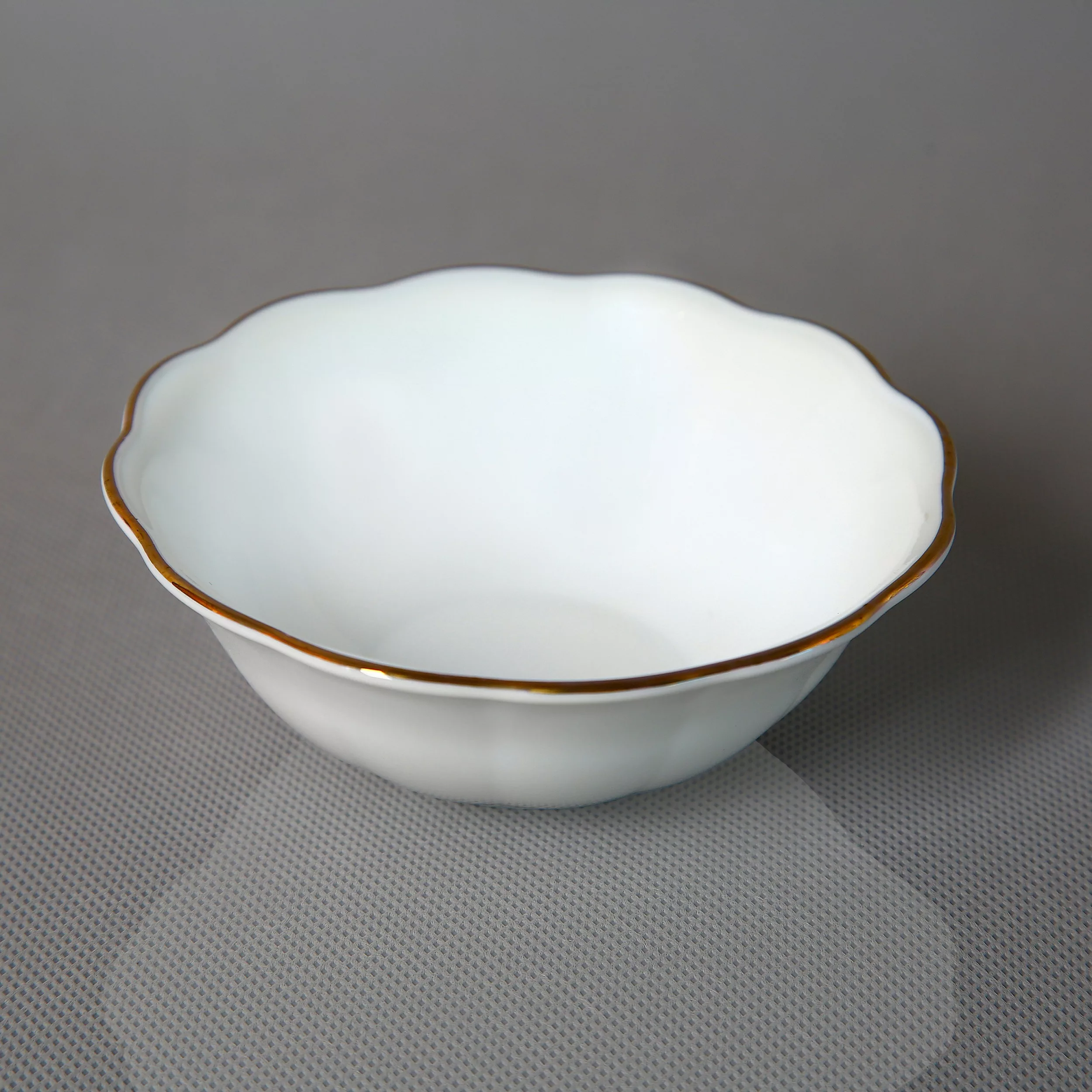 سرویس غذاخوری 26 پارچه مدل نیلوفری لب طلا