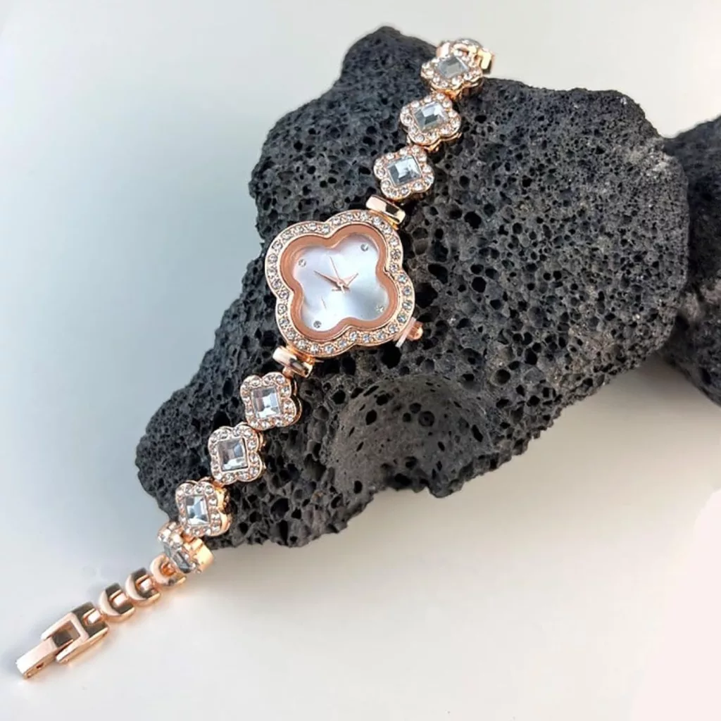 ساعت مچی عقربه ای زنانه مدل دستبندی نگین دار