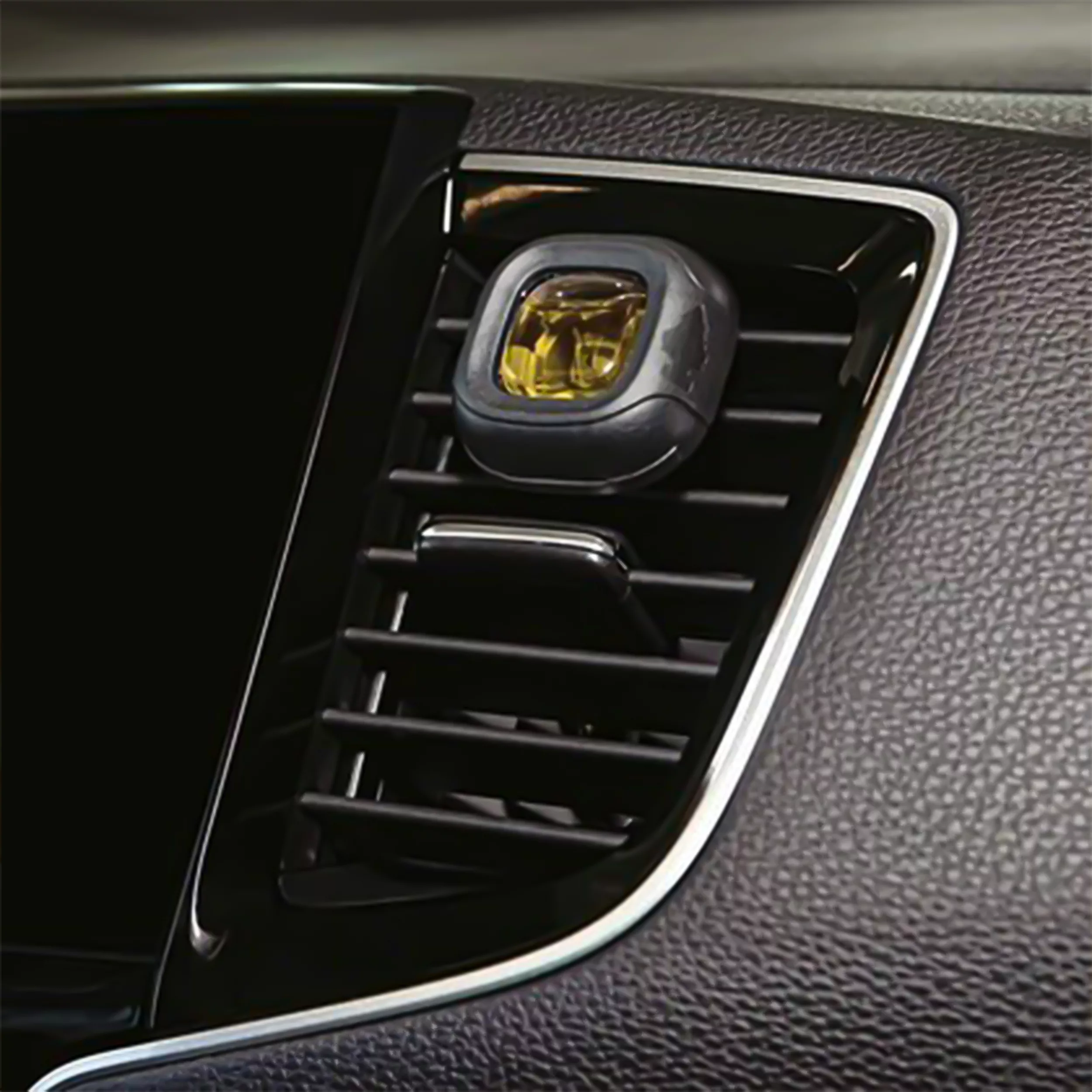 خوشبوکننده خودرو لیتل تریس مدل VENTLIQUEID رایحه Golden vanilla