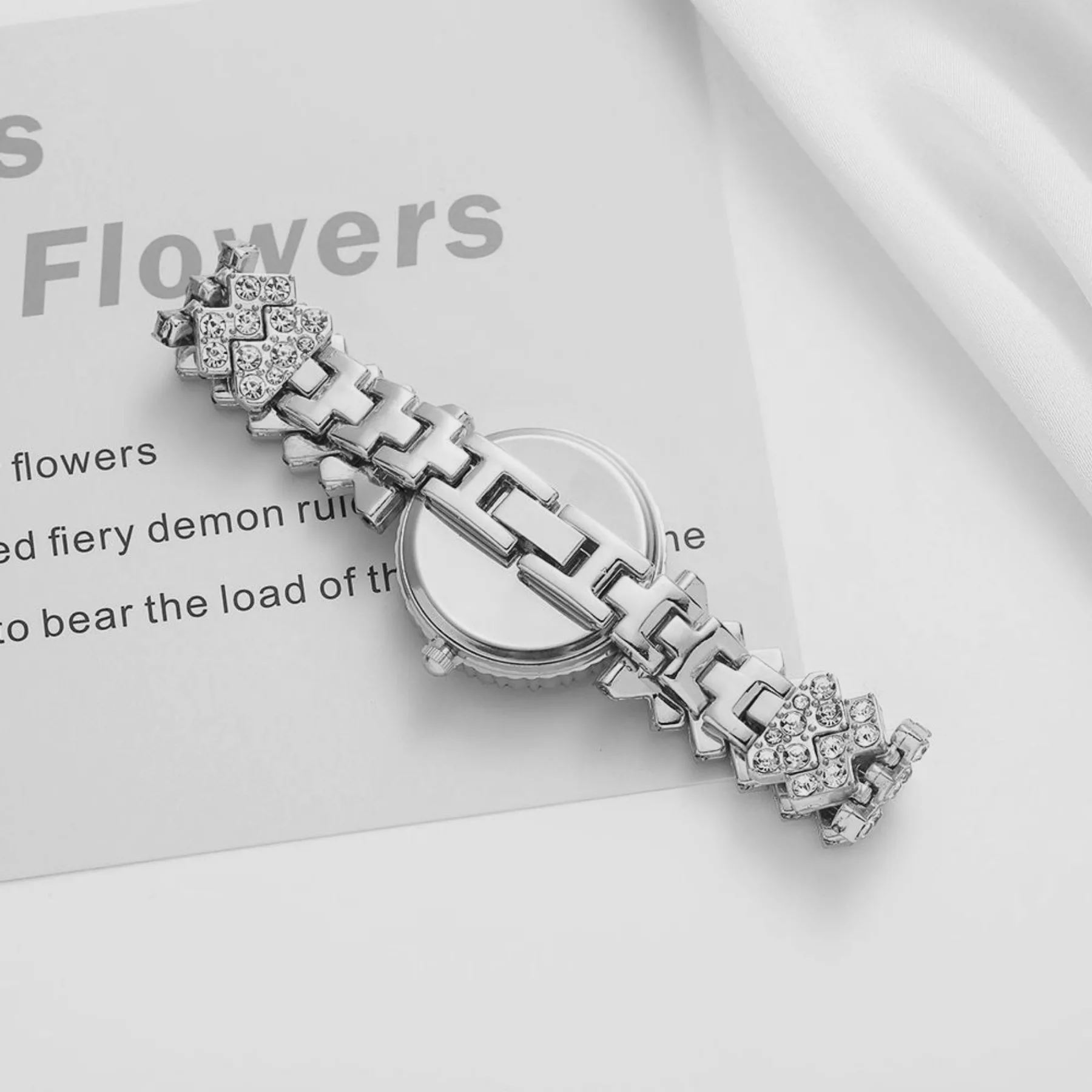 ساعت مچی عقربه ای زنانه مدل قاب دور نگین بند فول نگین کد 6