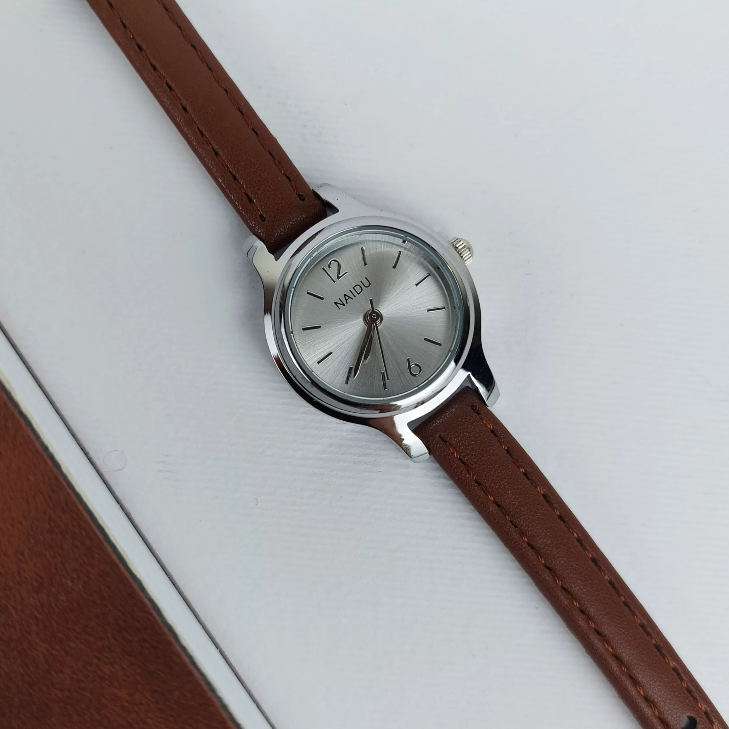 ساعت مچی عقربه‌ای کوارتز زنانه مدل چرم کلاسیک صفحه گرد کد NAI-01