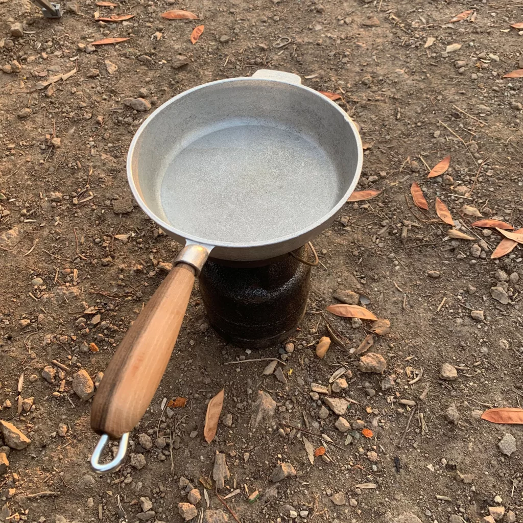 تابه سفری مدل روسی دسته چوبی کمپی