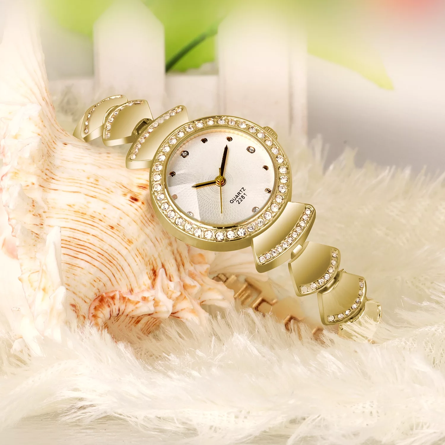 ساعت مچی عقربه‌ای زنانه مدل کوارتز بند دستبندی طرح پاپیون کد ۱