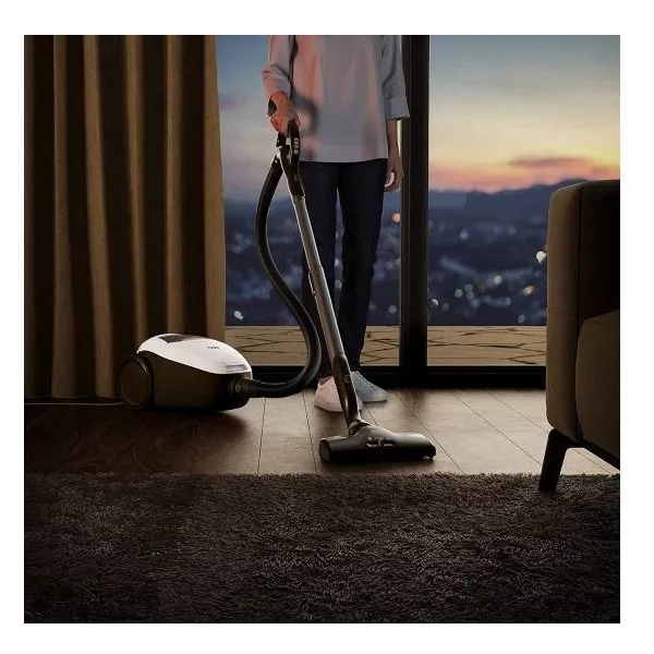 جاروبرقی 2200 وات آ ا گ مدل  VX82-1-ALR