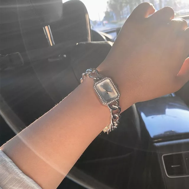 ساعت مچی عقربه ای زنانه مدل دستبندی بند زنجیری دور نگین 9