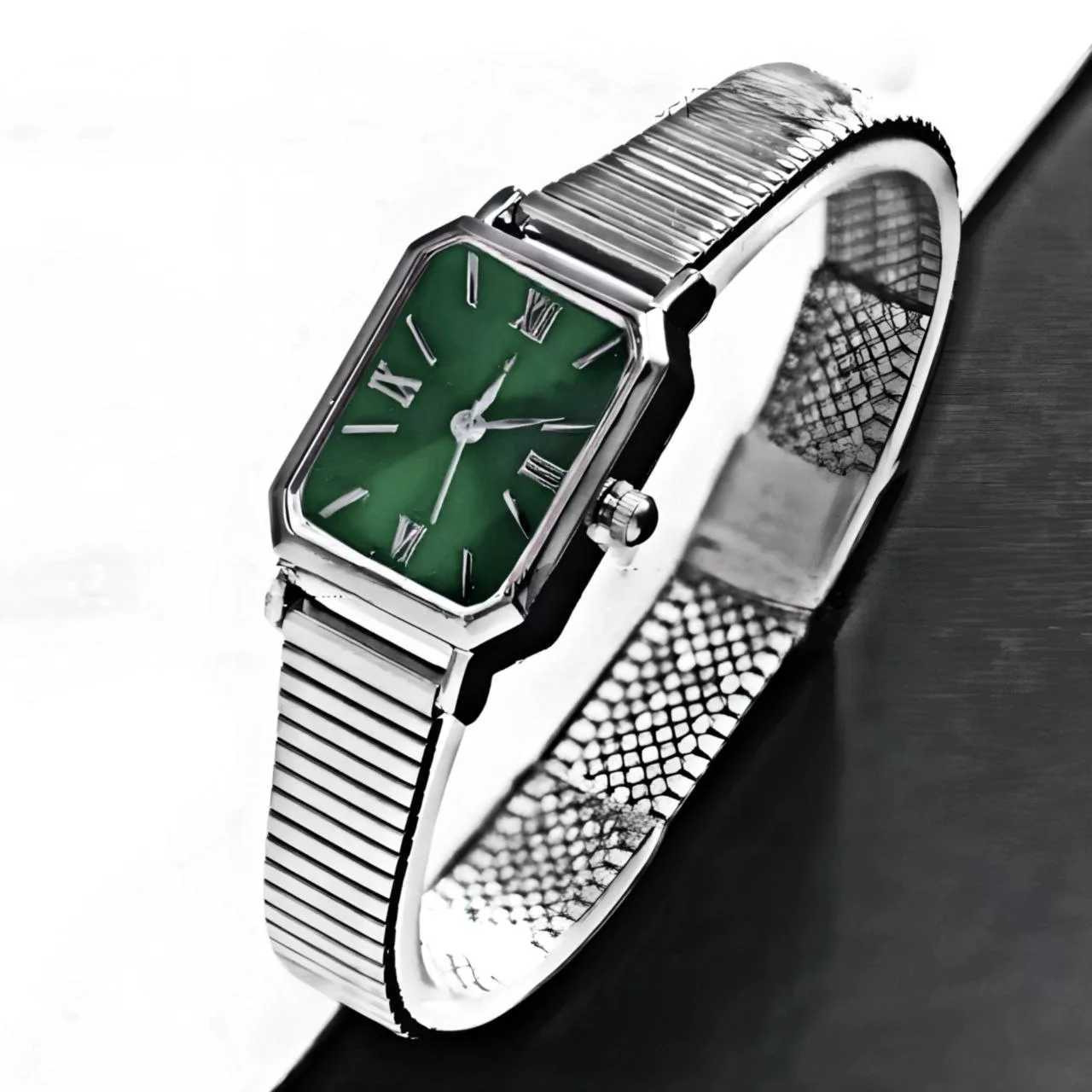 ساعت مچی عقربه‌ای کوارتز زنانه مدل کلاسیک بند ریلی طرح یونانی کد 100