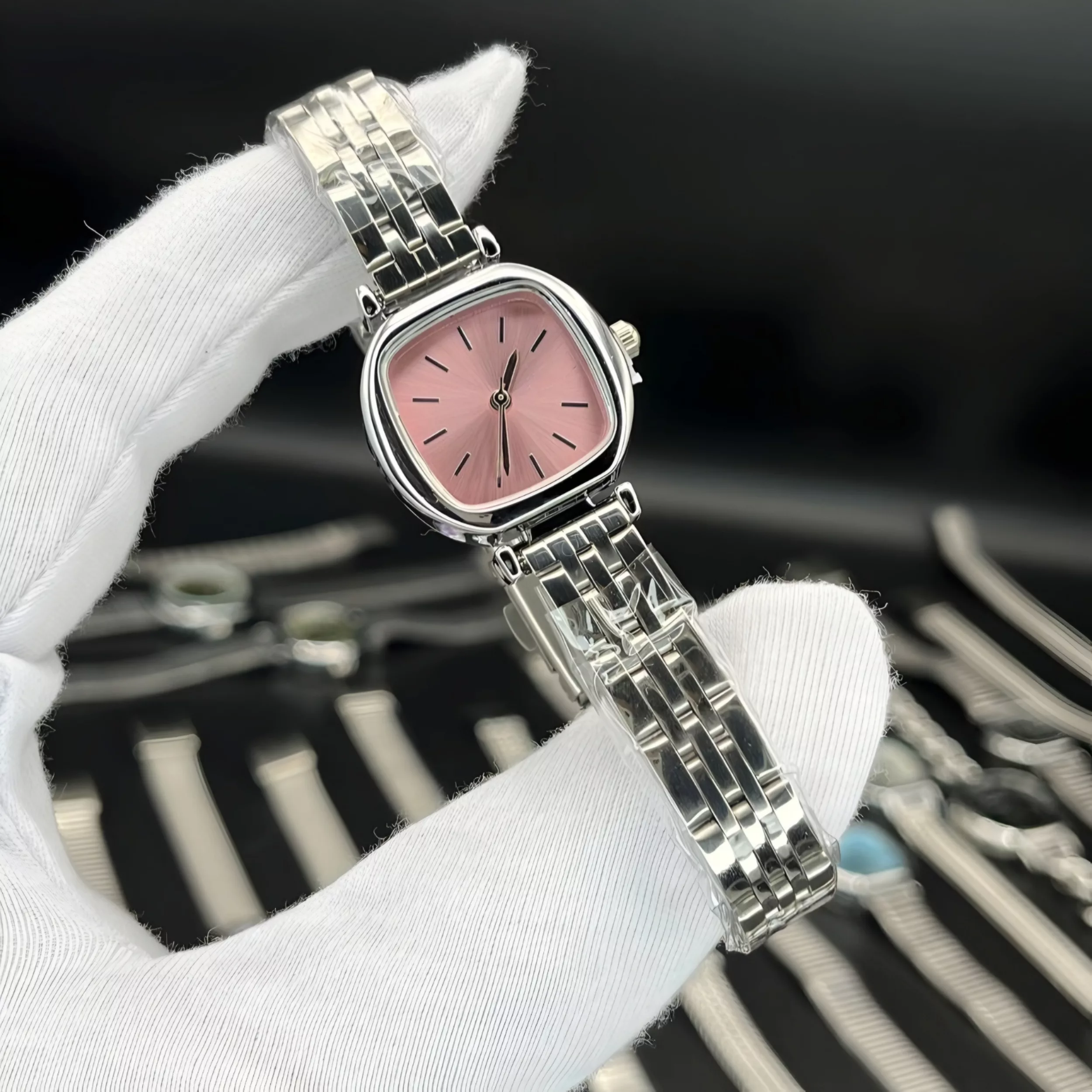 ساعت مچی عقربه‌ای کوارتز زنانه مدل کلاسیک مینیمال بند طرح بافت کد ۱