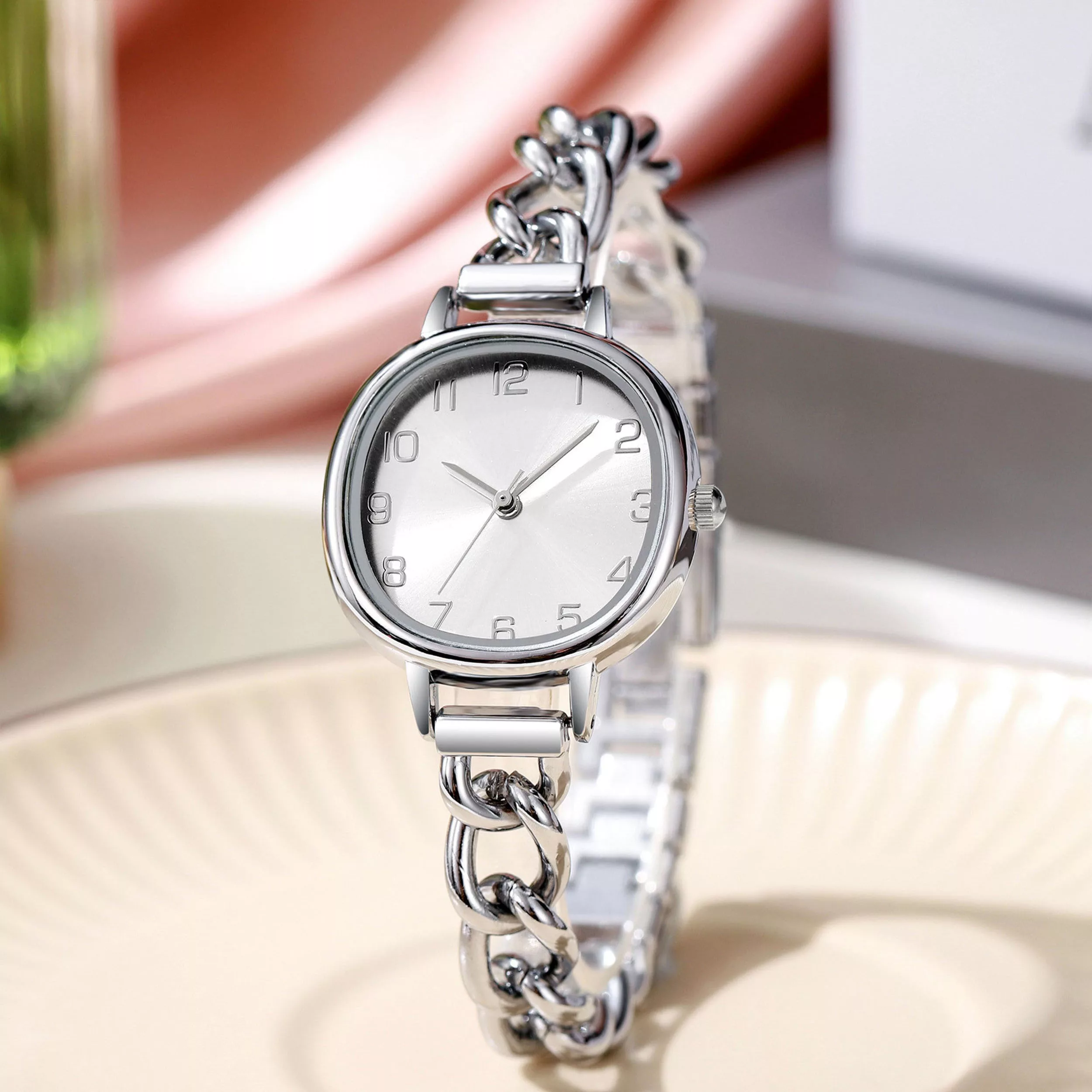 ساعت مچی عقربه‌ای کوارتز زنانه مدل بند زنجیری مینیمال 114E