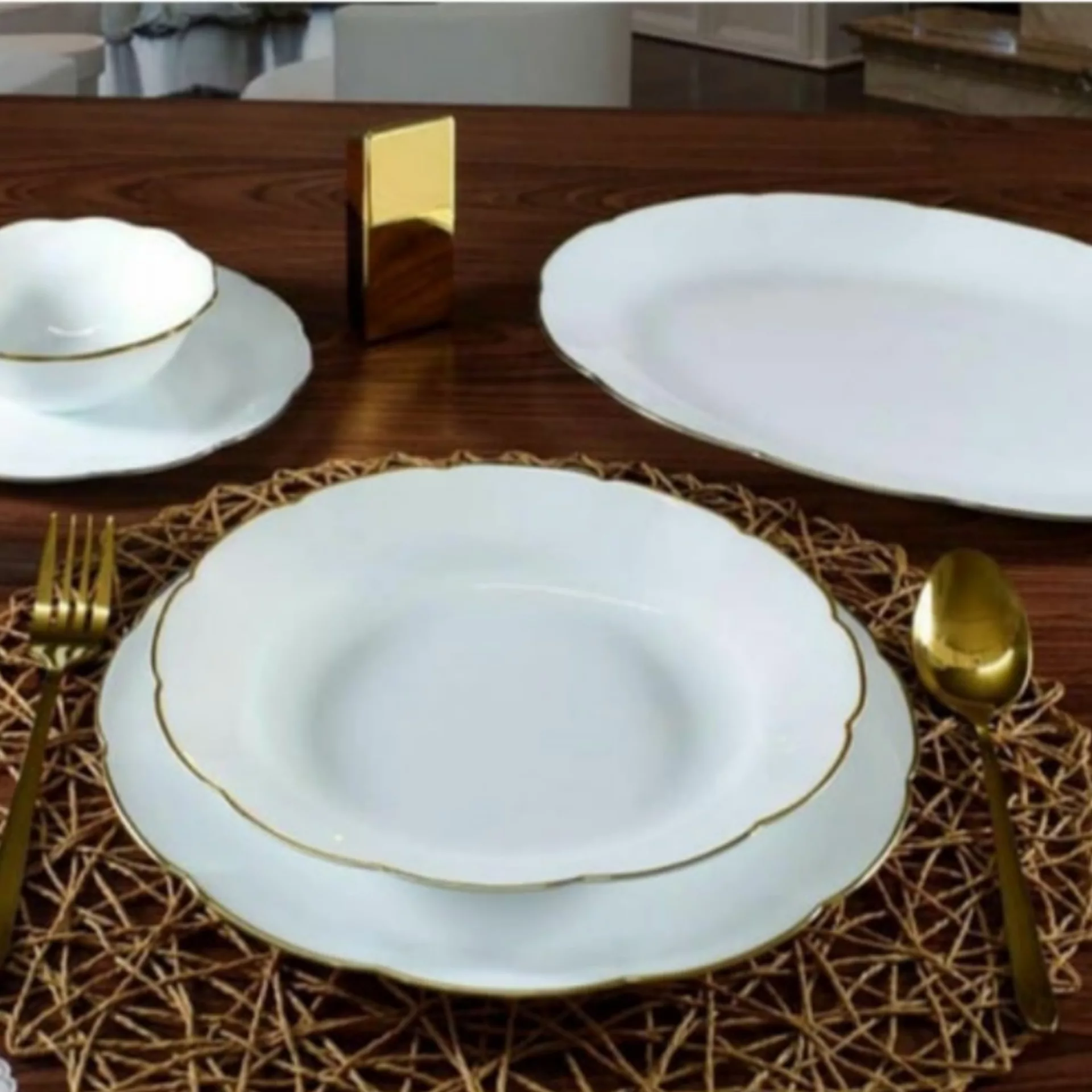 سرویس غذاخوری 26 پارچه مدل نیلوفری دور طلا