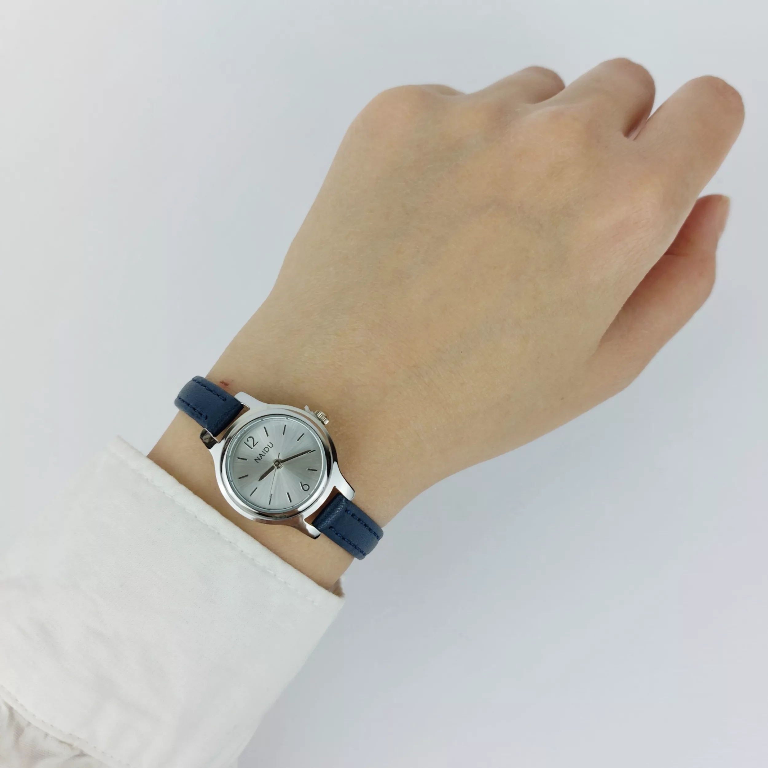 ساعت مچی عقربه‌ای کوارتز زنانه نایدو مدل چرم کلاسیک صفحه گرد کد NAI-02