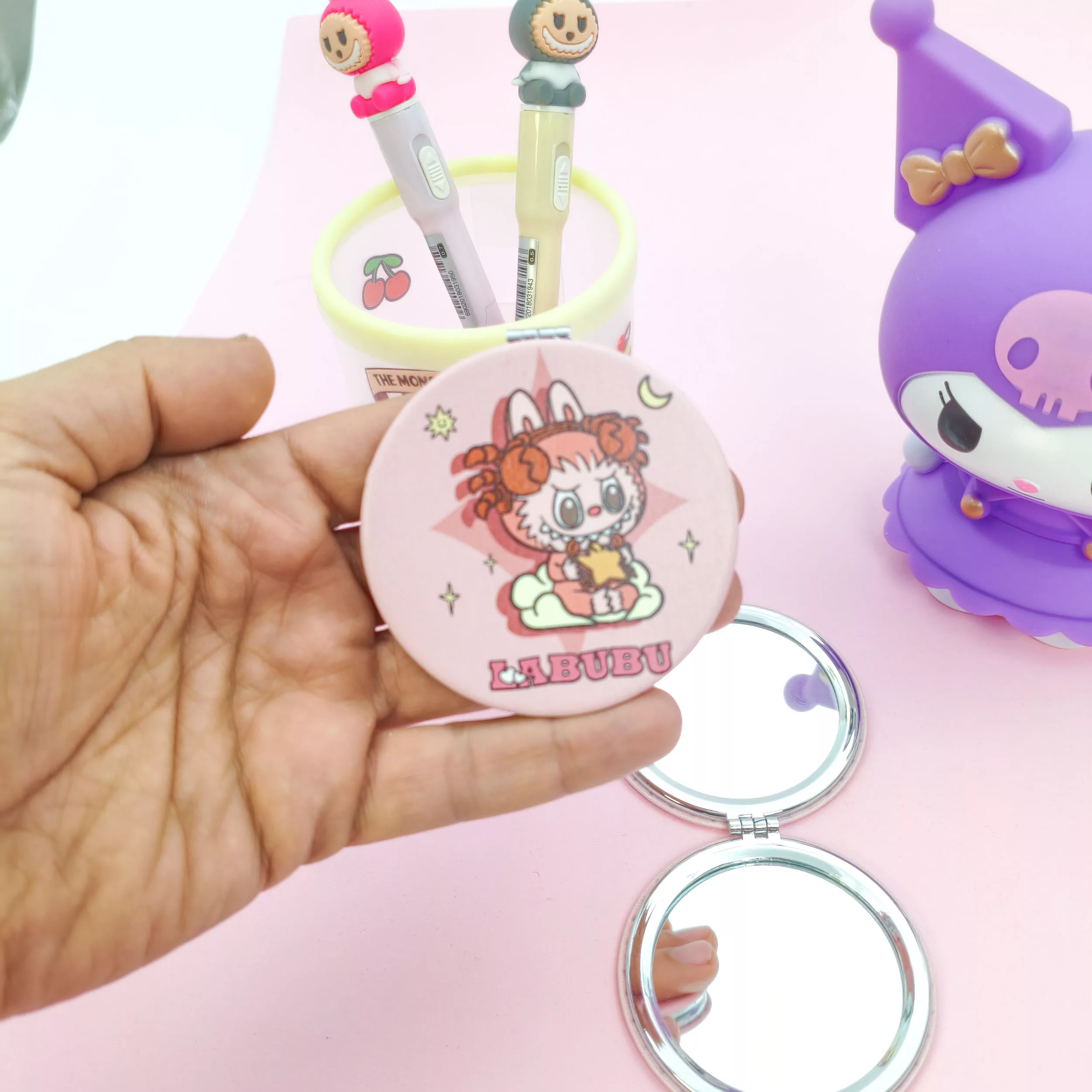 آینه آرایشی جیبی مدل تاشو طرح لبوبو