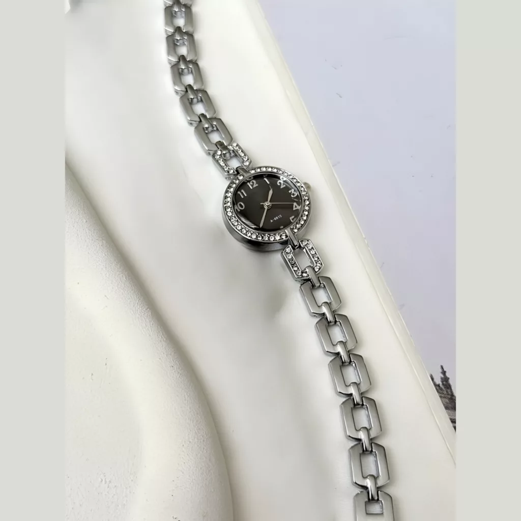 ساعت مچی عقربه‌ای کوارتز زنانه مدل لوکس بند دستبندی کد ۱.۱