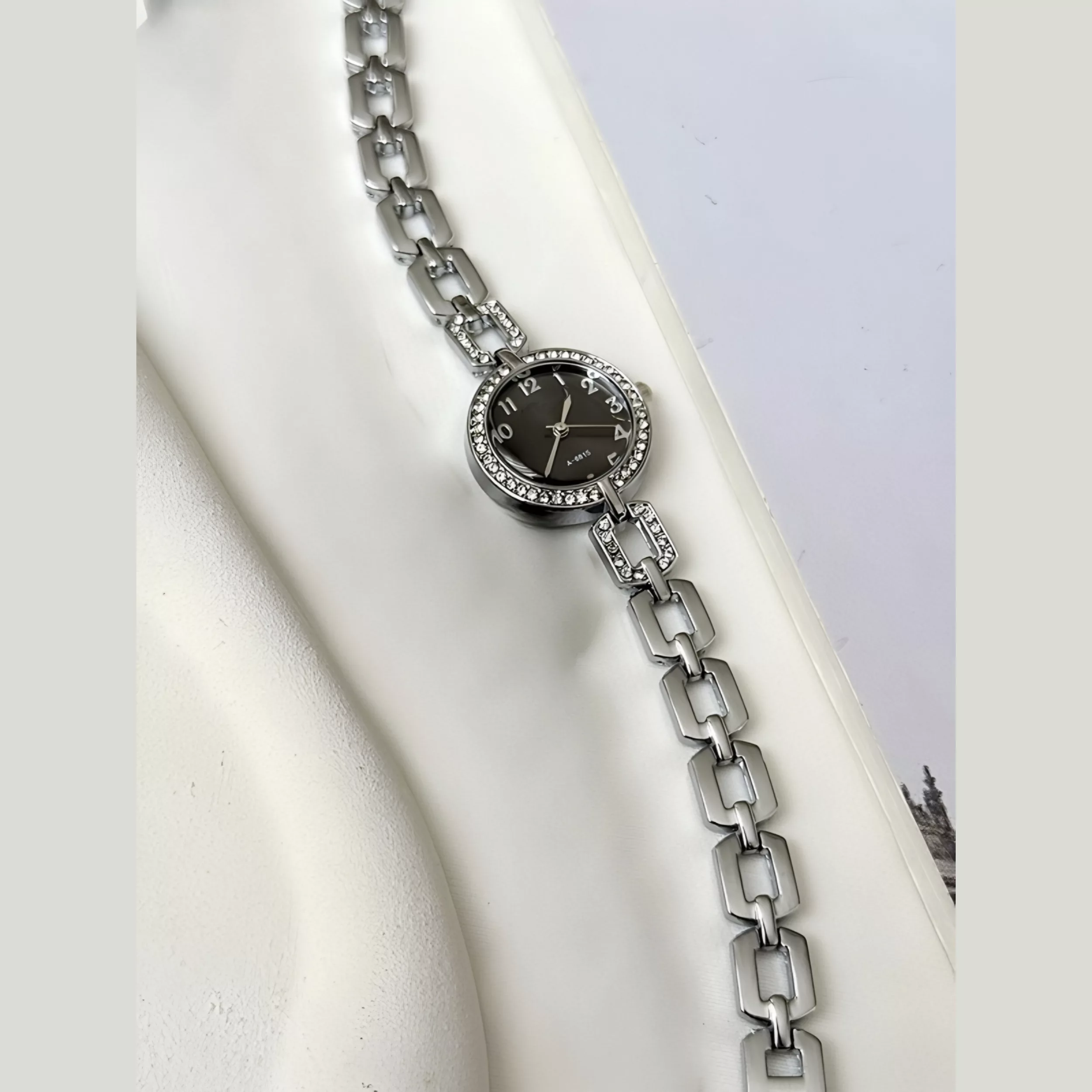 ساعت مچی عقربه‌ای کوارتز زنانه مدل لوکس بند دستبندی کد ۱.۱