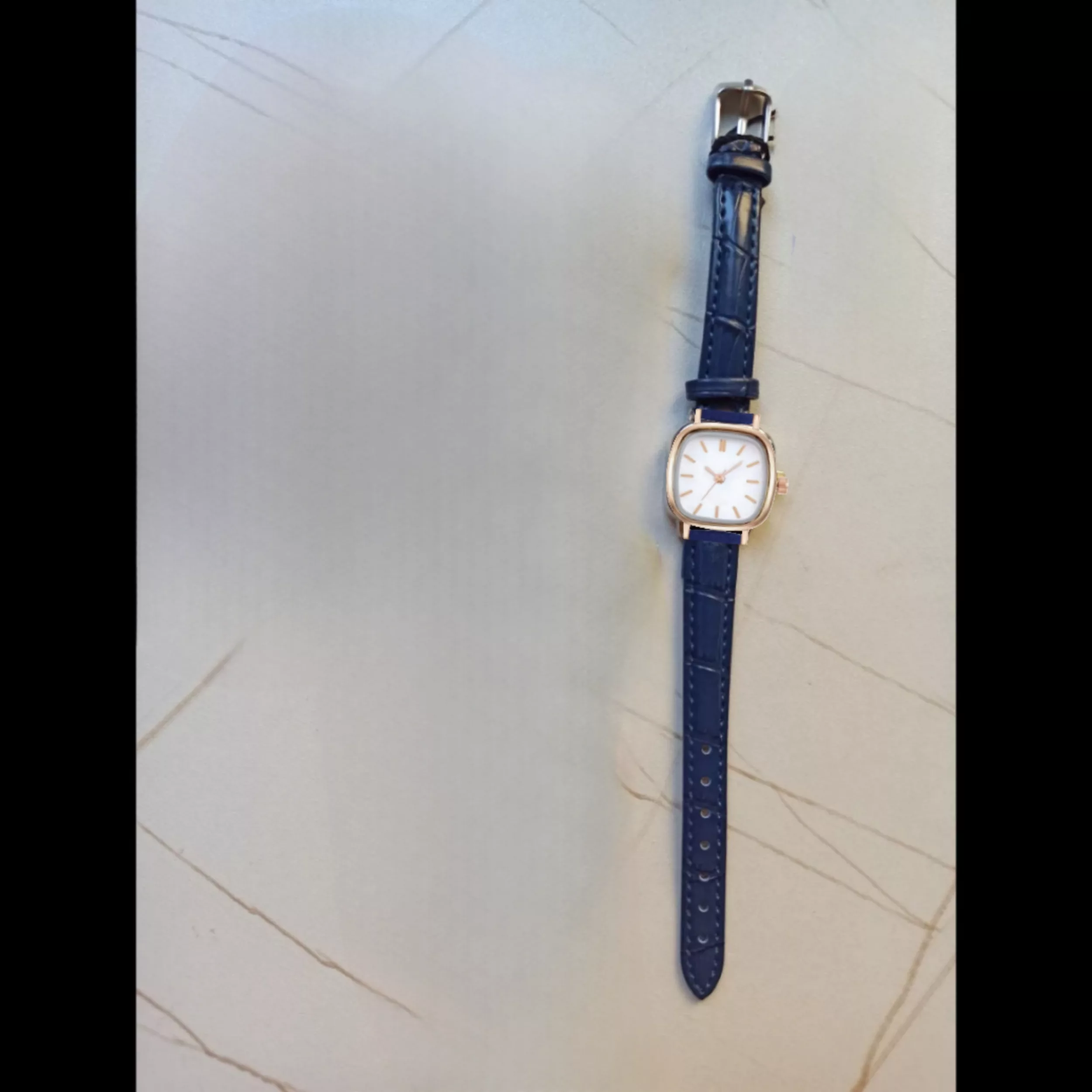 ساعت مچی عقربه‌ای کوارتز زنانه مدل مینیمال اسپرت بند چرم کد v۴