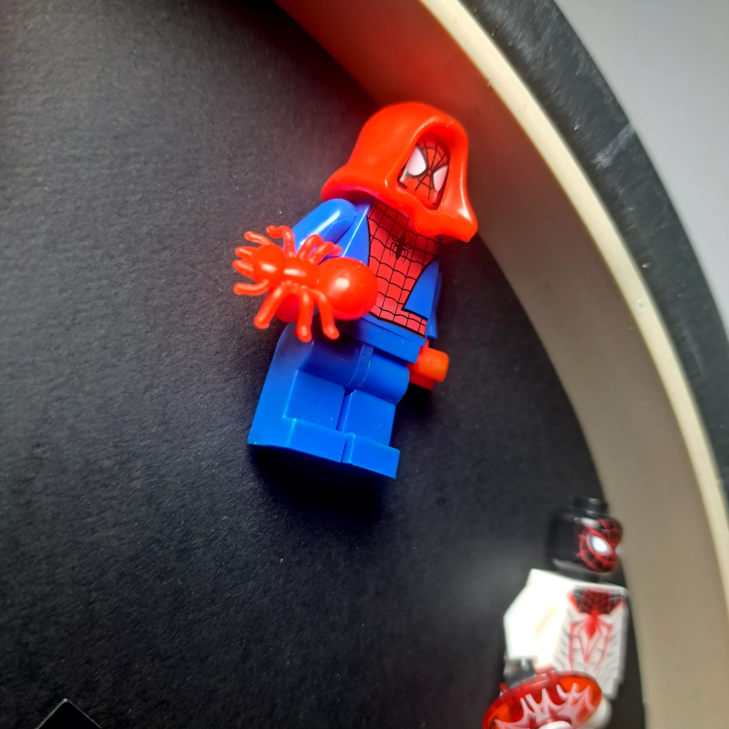 ساعت دیواری مکانیکی مدل spider طرح مرد عنکبوتی کد 01