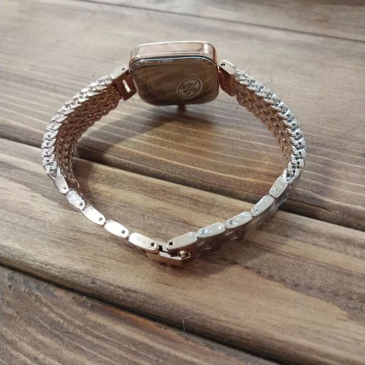 ساعت مچی عقربه‌ای کوارتز زنانه پوداگار مدل 768WH