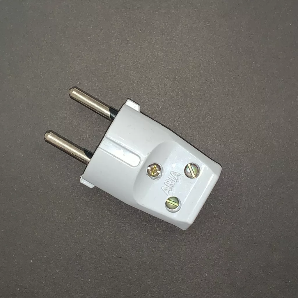 دوشاخه برق آریا کد 997