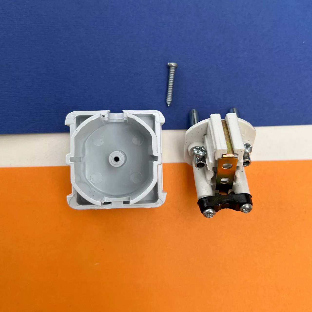 دوشاخه برق نور مدل ارتدار