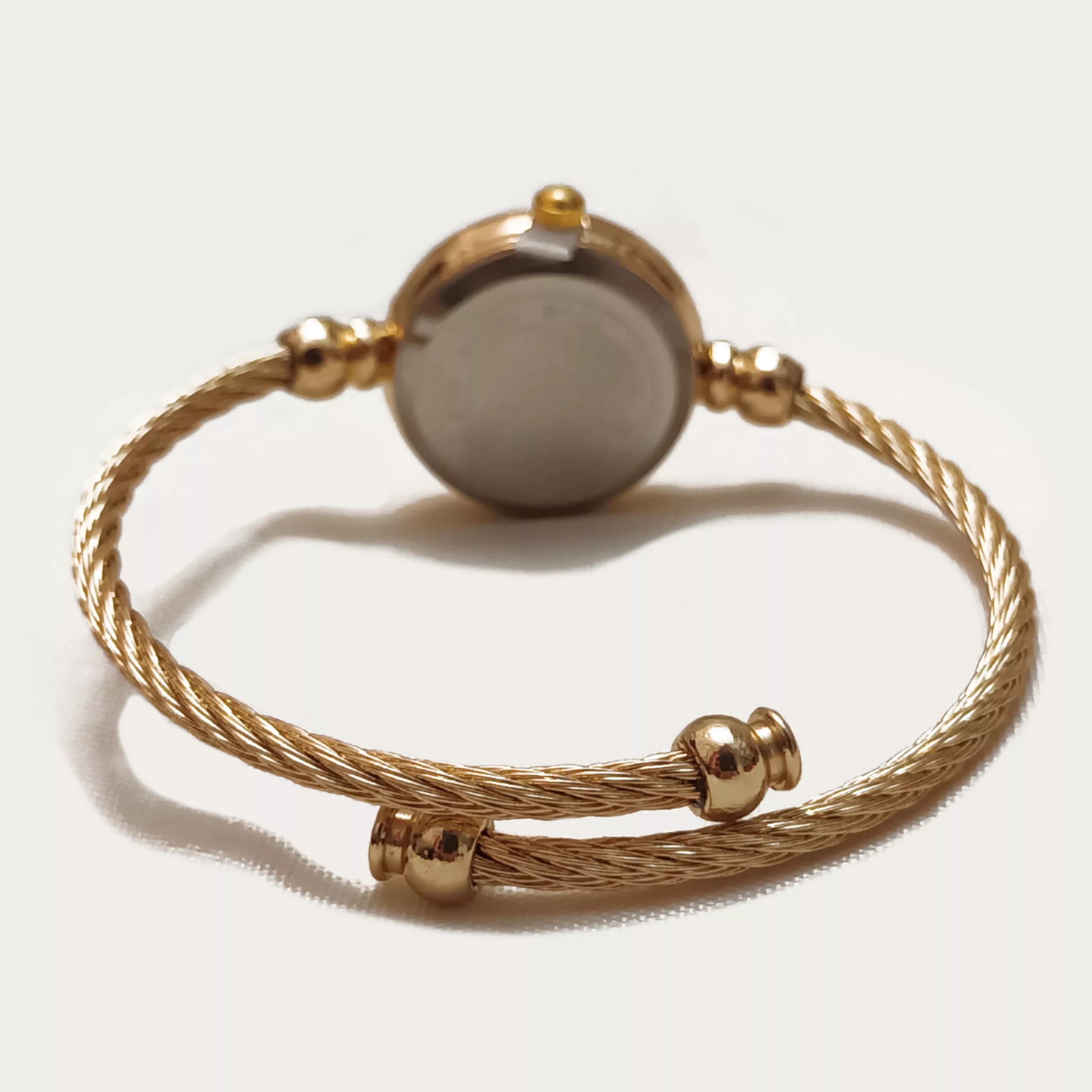 ساعت مچی عقربه ای زنانه مدل بنگل النگویی ظریف کد 1.2