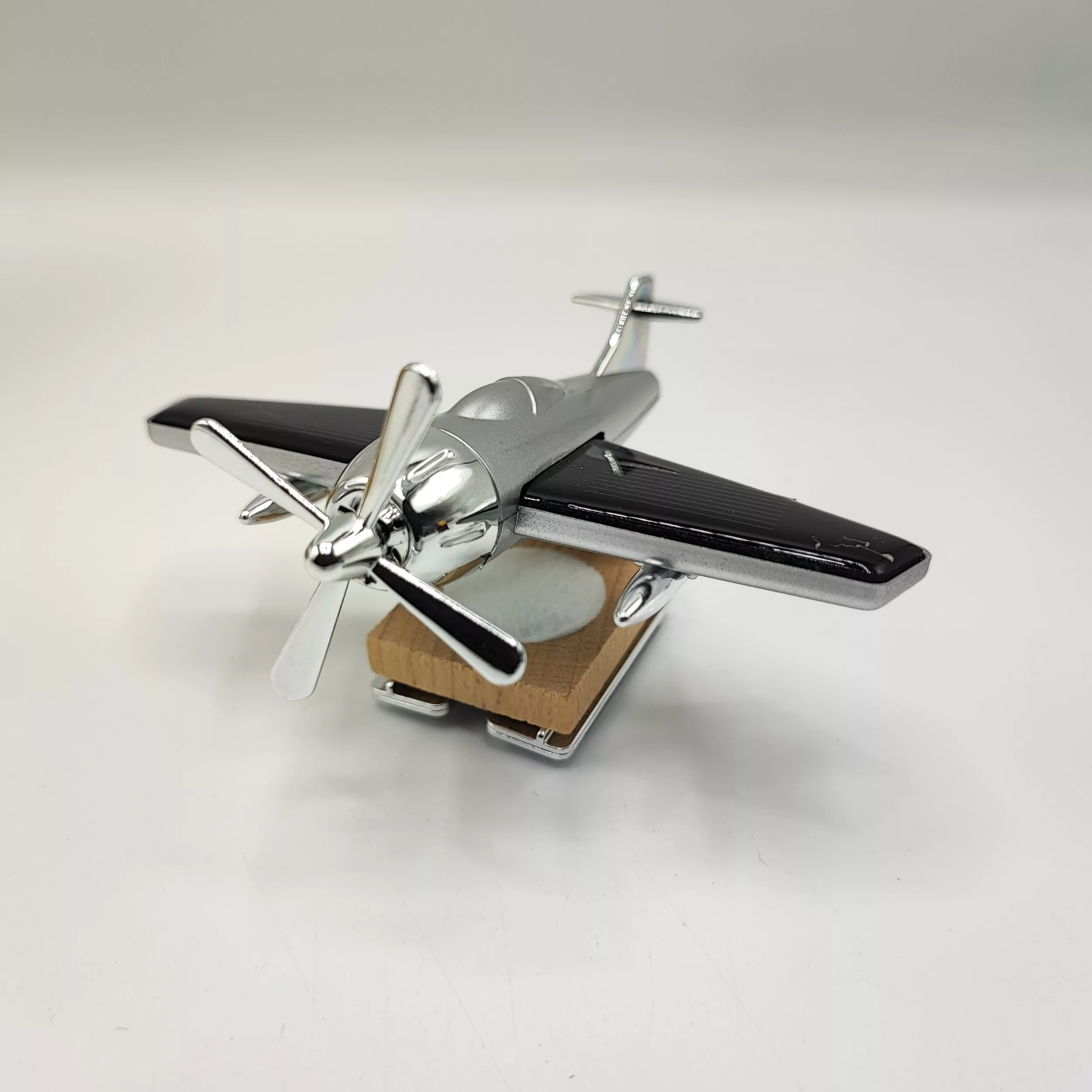 خوشبو کننده خودرو مدل هواپیما خورشیدی