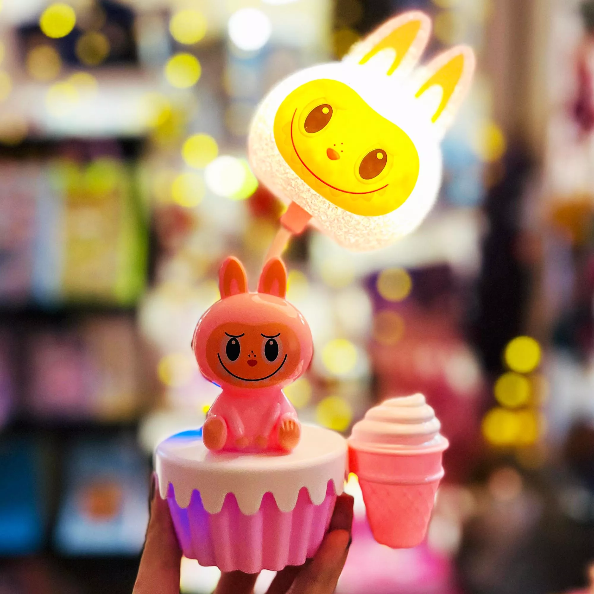 چراغ خواب کودک مدل لبوبو عروسکی همراه آویز شب تاب