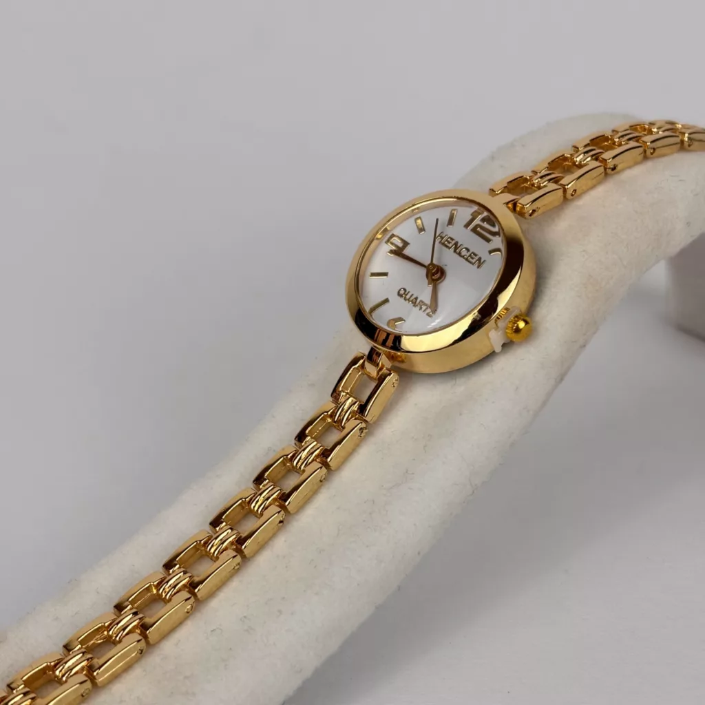 ساعت مچی عقربه‌ای کوارتز زنانه مدل مینیمال بند دستبندی کد HE-01